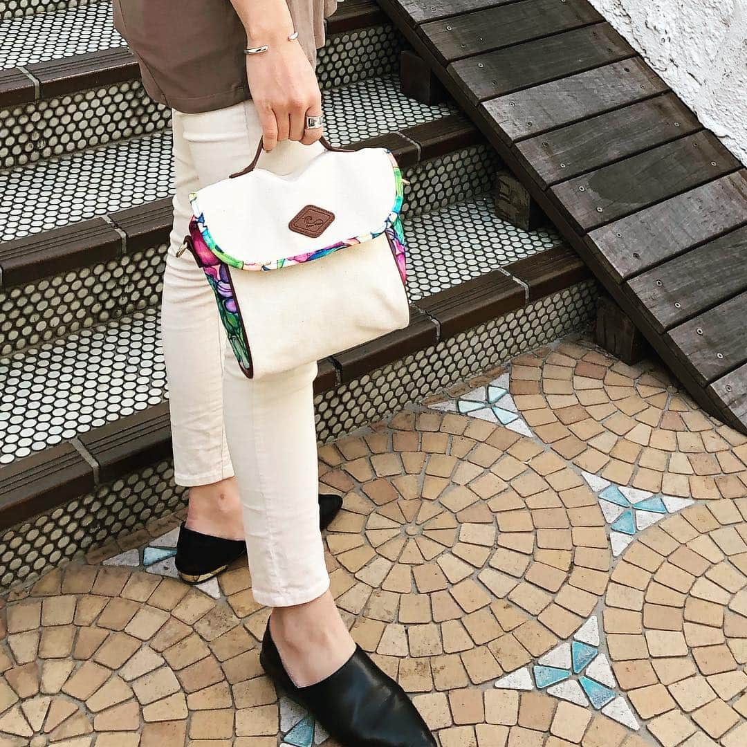 ラレイアのインスタグラム：「🌺 Colleen Wilcox × La Leia春の新作ミニショルダーバッグ💓 ショルダーだけでなく、ミニトートとして持ち歩きにぴったりなコロンとしたデザインが可愛い😍✨ ぜひcheckしてみてください😊 ぜひお見逃しなく💓 @laleia_official  @colleenwilcoxgallery_jp  #colleen#colleenwilcox#art#hawaii#aloha#surf#beach#fashion#laleia#ハワイ#フォトジェニック#インスタ映え#インスタ女子#アロハ#ビーチ#春#新作#海を感じる雑貨#ラレイア#ギフト#プレゼント#アート#ビーチガール#サーフスタイル#大人カジュアル#バッグ#ポシェット」