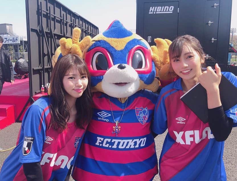 加田穂乃華のインスタグラム：「#FC東京 × #清水エスパルス 戦⚽️ 本日も味スタ #青赤パーク たくさんのサポーターの皆さんに来て頂きました‼️ ドロンパ三本勝負、FIFA19対戦、スペシャルライブと今回も盛りだくさんな内容でお送りしました💙❤️ ・ サポーターの方々に声をかけて頂いたりとっても嬉しかったです😊 温かいお言葉すごく胸にしみます！ ありがとうございました😊 ・ そして！！ FC東京素晴らしい逆転勝ち😭✨ 無敗ーー‼️‼️ 最高の週末ですね☺️ ・ わたしの頭上でピースするドロンパ！おちゃめ😆笑」