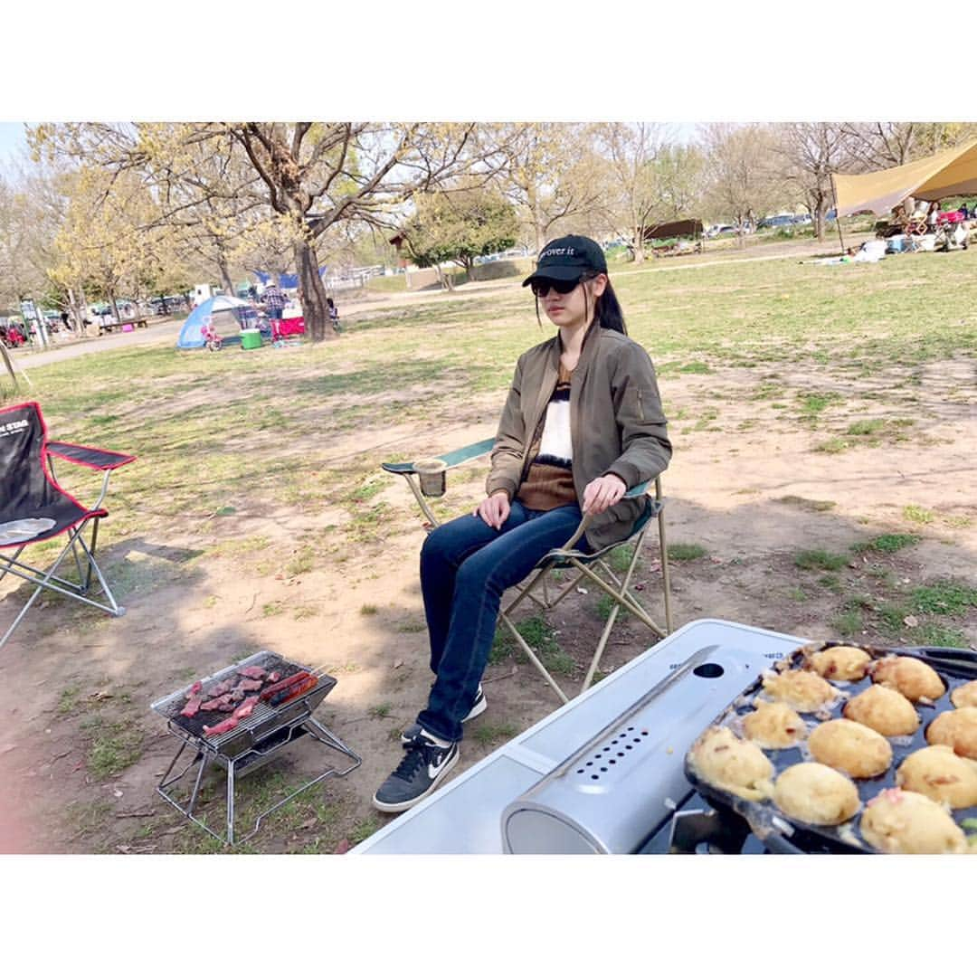 二木蒼生さんのインスタグラム写真 - (二木蒼生Instagram)「#二木蒼生 * 今日は桜が見たいおばあちゃん👵🏻と、 たこ焼きが食べたい母🐙の 両方の希望を叶えるために公園に行ってきました🏃‍♂️💨 10年ぶりくらいの道満グリーンパーク🌳🌳🌳 外でたこ焼きは斬新だな😳と思ったのですが、 いい感じでした😋 チョコバナナ入りホットケーキも作ったらおいしかった✨ * この時期はここ数年おばあちゃんが骨折してしまったり、入院してしまったりしていたのですが💦 今年は桜を一緒に見られて良かった🌸 * 広い公園なので、フリスビー🥏で遊んだりもしたのですが、 おばあちゃんが意外にも上手でびっくり😂 * インドア派の私ですが、外でお昼寝😪気持ちよかったです♪ * #道満グリーンパーク#彩湖#道満#公園#お花見#たこ焼き#桜#チョコバナナホットケーキ#sakura#埼玉県」4月6日 21時18分 - aomushi_kune2