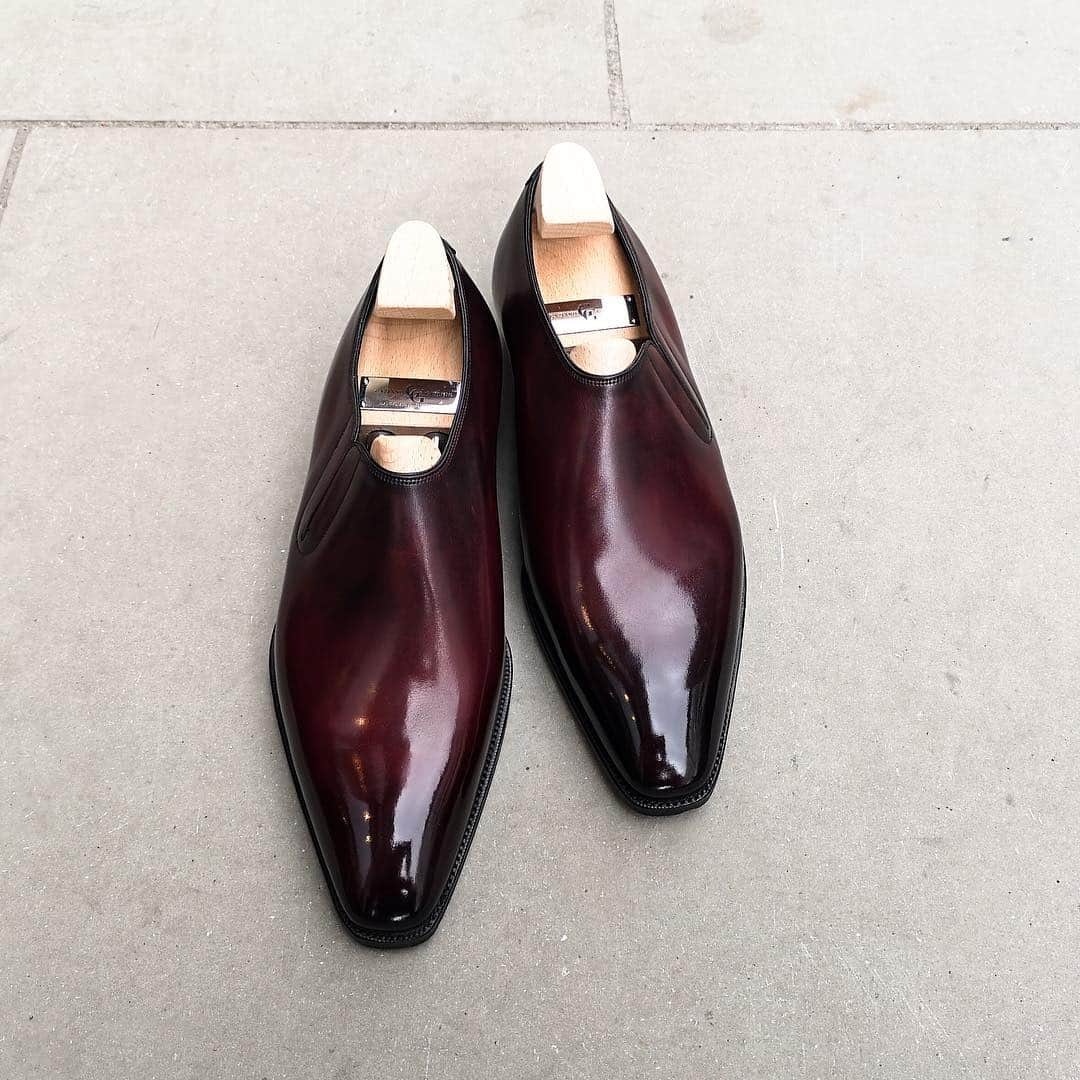 ガジアーノ&ガーリングさんのインスタグラム写真 - (ガジアーノ&ガーリングInstagram)「One gusset, one piece of leather. The Hastings is the epitome of minimalism made lazyman shoe. Seen here on the Deco Square with a Margaux patina, mirror polished at Savile Row. How would you wear it? #gazianogirling #gazianoandgirling #ggdeco #gghastings #ggpatina #decosquare #madetoorder #madeinengland #savilerow #shoeporn」4月6日 21時10分 - gazianogirling
