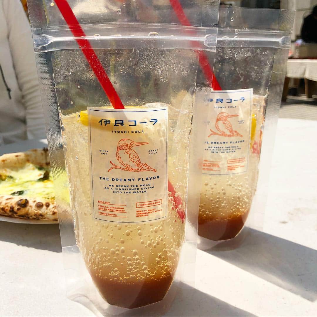 vo_coのインスタグラム：「☀️ 天気も良かったので、昼は青山ファーマーズマーケットへ 気になってたクラフトコーラの『伊良コーラ』 @iyoshicola をお試しに スパイスの香りが強くて美味しかったー！ 薪窯ピザ『UNCLE KEN』のマルゲリータとジェノベーゼピザも移動販売とは思えないクオリティでした！ 子連れ外食まだ慣れないので、こういう屋外イベント系はこれからの季節、行きやすくていいかも！ #青山ファーマーズマーケット  #伊良コーラ  #thedreamyflavor  #ピザ #pizza #コーラ好き というよりはむしろ #コーラ中毒  #コーラジャンキー」