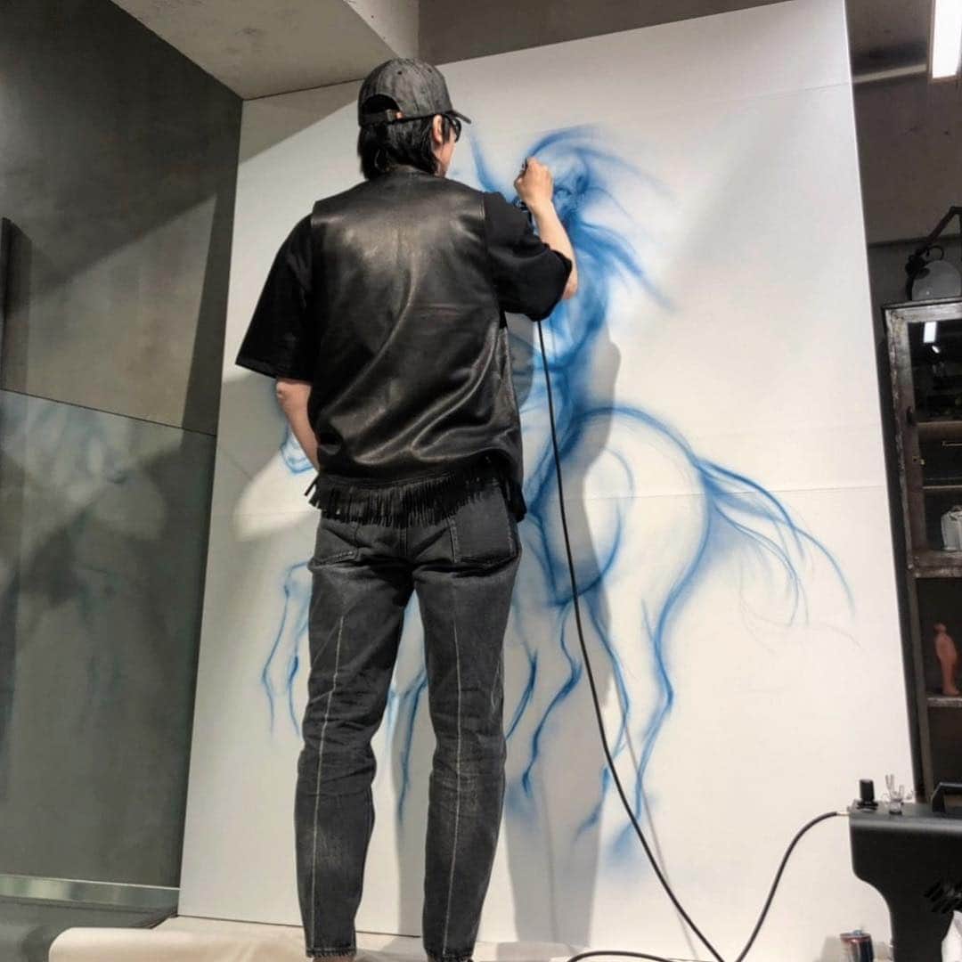 Amazing JIROさんのインスタグラム写真 - (Amazing JIROInstagram)「Did a live painting at EDIFICE TOKYO for STA-WEST'S × WRANGLER × EDIFICE Collaboration Launch Party.  I used blue denim-colored paint because it is a collaboration between denim brands :) @westoveralls @westoveralls_stawests @wrangler @edifice.tokyo @edifice.jp #westoveralls #stawests #wests #denim #jeans #edifice #edificetokyo #wrangler #amazing_jiro #livepainting #art #collaboration #event #fashion #tokyo #ウエストオーバーオールズ #スターウエスト #ウエスト #デニム #ジーンズ #ライブペイント #アート #コラボ #イベント #ファッション #東京」4月6日 21時11分 - amazing_jiro