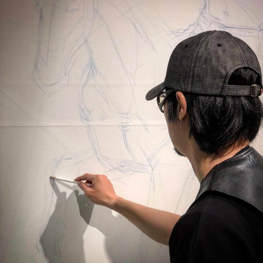 Amazing JIROさんのインスタグラム写真 - (Amazing JIROInstagram)「Did a live painting at EDIFICE TOKYO for STA-WEST'S × WRANGLER × EDIFICE Collaboration Launch Party.  I used blue denim-colored paint because it is a collaboration between denim brands :) @westoveralls @westoveralls_stawests @wrangler @edifice.tokyo @edifice.jp #westoveralls #stawests #wests #denim #jeans #edifice #edificetokyo #wrangler #amazing_jiro #livepainting #art #collaboration #event #fashion #tokyo #ウエストオーバーオールズ #スターウエスト #ウエスト #デニム #ジーンズ #ライブペイント #アート #コラボ #イベント #ファッション #東京」4月6日 21時11分 - amazing_jiro