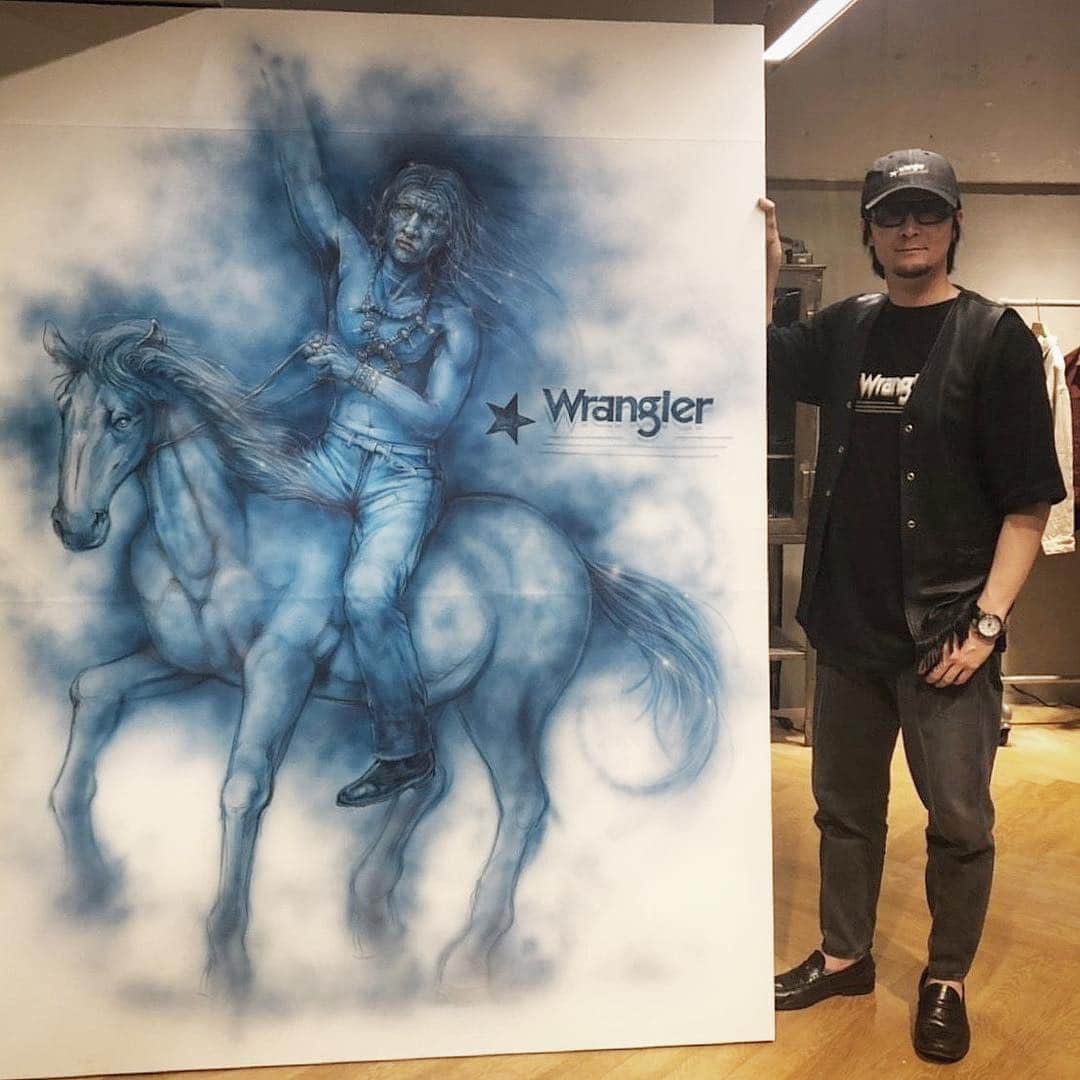 Amazing JIROさんのインスタグラム写真 - (Amazing JIROInstagram)「Did a live painting at EDIFICE TOKYO for STA-WEST'S × WRANGLER × EDIFICE Collaboration Launch Party.  I used blue denim-colored paint because it is a collaboration between denim brands :) @westoveralls @westoveralls_stawests @wrangler @edifice.tokyo @edifice.jp #westoveralls #stawests #wests #denim #jeans #edifice #edificetokyo #wrangler #amazing_jiro #livepainting #art #collaboration #event #fashion #tokyo #ウエストオーバーオールズ #スターウエスト #ウエスト #デニム #ジーンズ #ライブペイント #アート #コラボ #イベント #ファッション #東京」4月6日 21時11分 - amazing_jiro