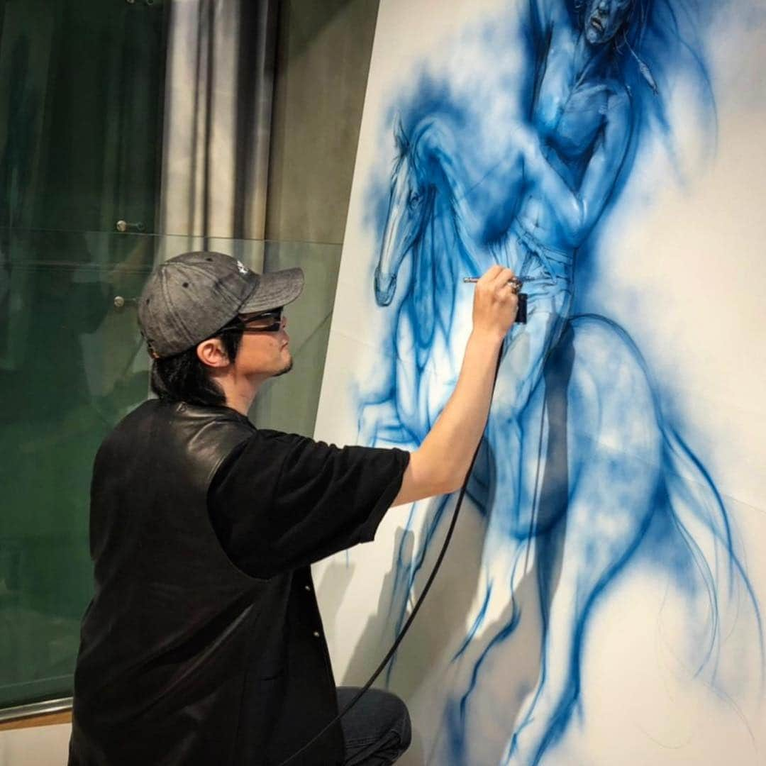 Amazing JIROさんのインスタグラム写真 - (Amazing JIROInstagram)「Did a live painting at EDIFICE TOKYO for STA-WEST'S × WRANGLER × EDIFICE Collaboration Launch Party.  I used blue denim-colored paint because it is a collaboration between denim brands :) @westoveralls @westoveralls_stawests @wrangler @edifice.tokyo @edifice.jp #westoveralls #stawests #wests #denim #jeans #edifice #edificetokyo #wrangler #amazing_jiro #livepainting #art #collaboration #event #fashion #tokyo #ウエストオーバーオールズ #スターウエスト #ウエスト #デニム #ジーンズ #ライブペイント #アート #コラボ #イベント #ファッション #東京」4月6日 21時11分 - amazing_jiro