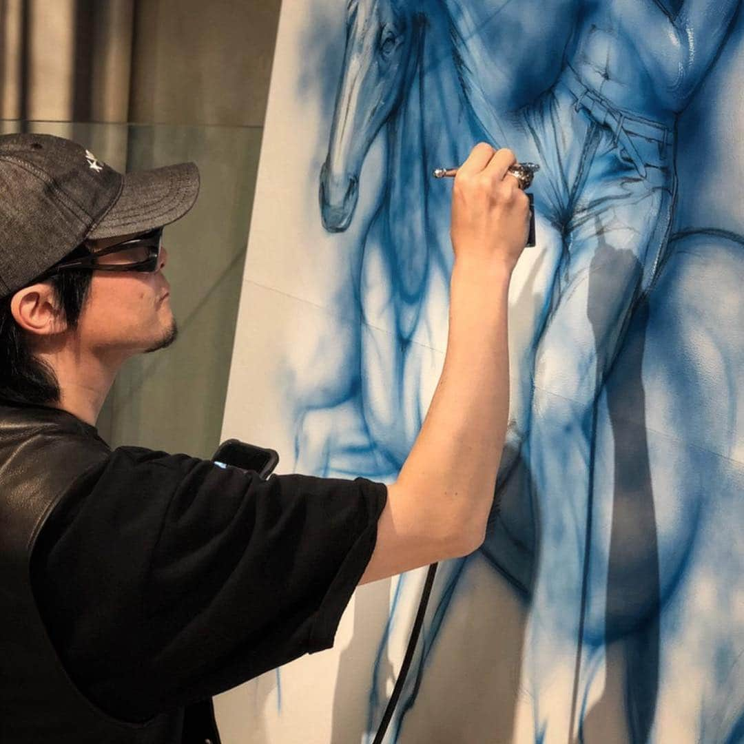 Amazing JIROさんのインスタグラム写真 - (Amazing JIROInstagram)「Did a live painting at EDIFICE TOKYO for STA-WEST'S × WRANGLER × EDIFICE Collaboration Launch Party.  I used blue denim-colored paint because it is a collaboration between denim brands :) @westoveralls @westoveralls_stawests @wrangler @edifice.tokyo @edifice.jp #westoveralls #stawests #wests #denim #jeans #edifice #edificetokyo #wrangler #amazing_jiro #livepainting #art #collaboration #event #fashion #tokyo #ウエストオーバーオールズ #スターウエスト #ウエスト #デニム #ジーンズ #ライブペイント #アート #コラボ #イベント #ファッション #東京」4月6日 21時11分 - amazing_jiro