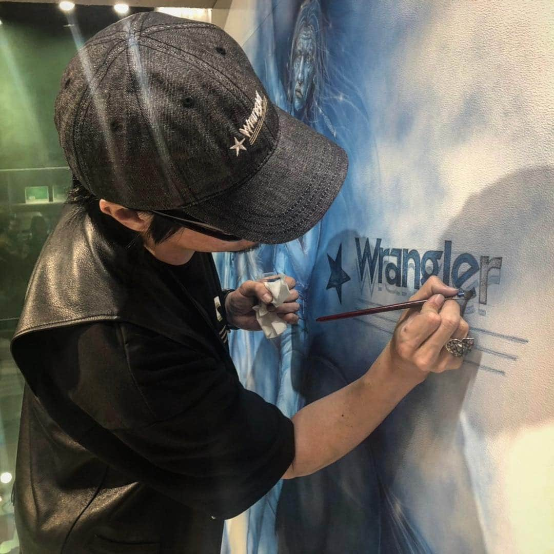 Amazing JIROさんのインスタグラム写真 - (Amazing JIROInstagram)「Did a live painting at EDIFICE TOKYO for STA-WEST'S × WRANGLER × EDIFICE Collaboration Launch Party.  I used blue denim-colored paint because it is a collaboration between denim brands :) @westoveralls @westoveralls_stawests @wrangler @edifice.tokyo @edifice.jp #westoveralls #stawests #wests #denim #jeans #edifice #edificetokyo #wrangler #amazing_jiro #livepainting #art #collaboration #event #fashion #tokyo #ウエストオーバーオールズ #スターウエスト #ウエスト #デニム #ジーンズ #ライブペイント #アート #コラボ #イベント #ファッション #東京」4月6日 21時11分 - amazing_jiro