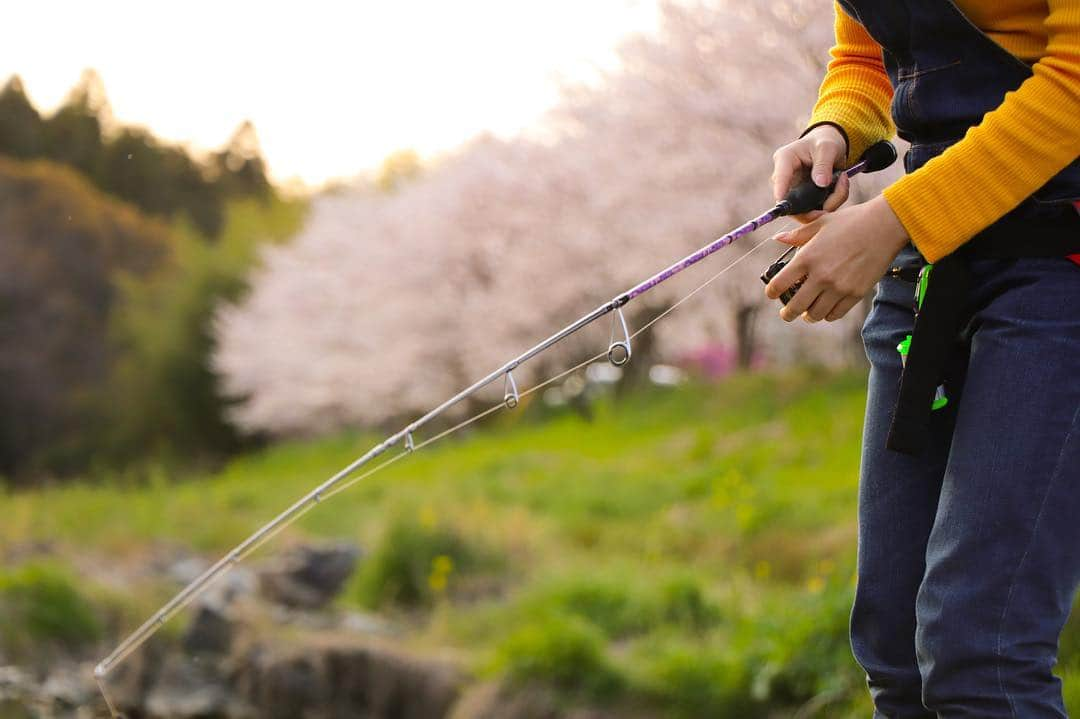 吉川友さんのインスタグラム写真 - (吉川友Instagram)「久しぶりのバス釣りへ🎣釣れなかったけどベイトリールを使いこなせるようになったのが今日の進歩😏  #abugarcia #saltystylecolors #パックロッド #バス釣り」4月6日 21時12分 - kikkawayou_official