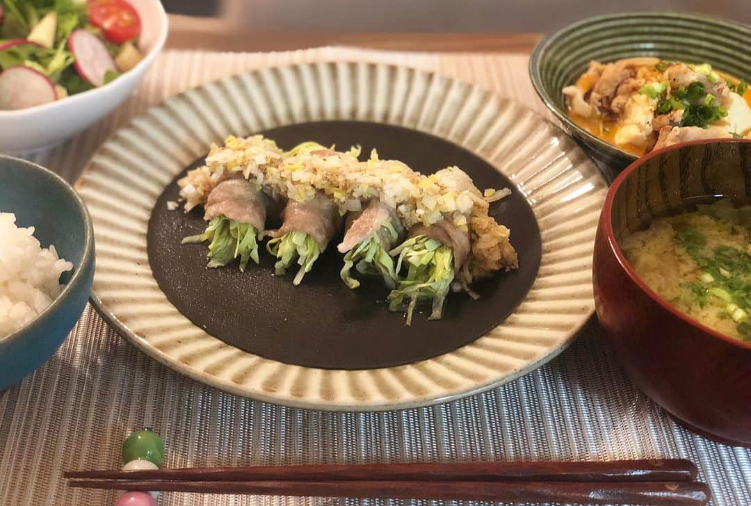 真飛聖さんのインスタグラム写真 - (真飛聖Instagram)「☺︎まとぶ飯☺︎夜ごはん🥢  キャベツの肉巻き蒸し🥓。 〜レンジでチン ネギ塩だれをかけて 〜  お豆腐ともやしと豚肉のピリ辛煮。 〜青ネギと八幡屋礒五郎の七味をかけて〜  サラダ🥗。 かぶのお味噌汁。 白ごはん。  肉巻きは キャベツの甘みと ネギ塩だれが効いてて とても美味しかったです✨  #まとぶ飯 #真飛聖」4月6日 21時14分 - sei_matobu