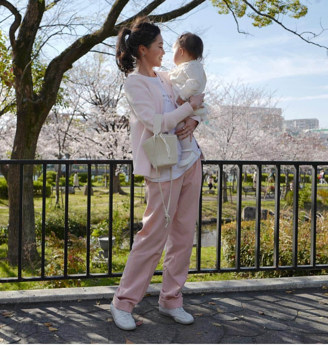 田中彩子さんのインスタグラム写真 - (田中彩子Instagram)「. 昨日は @_tomomon ちゃんと お花見ランチ🌸 テラス席でさくっとランチを済ませてから芝生でbaby達をごろごろさせてお花見を楽しみました🌸 いっぱい笑っていっぱいきゅんきゅんしました💓👶🏻👶🏻💓笑 . Tee... @gypsohila.jpn  cardigan...#balenciaga  pants...#celine shoes...#adidasoriginals  bag...#AYAKO . お花見カラーのパンツはアウトレットでget!💓 中に綿のタイツ履いてたからちょっとまとわりついてシワになってるけど脱いで履いたらすごくかっこいい形👌🌸 らっきー✨」4月6日 21時14分 - ayako_tanaka_