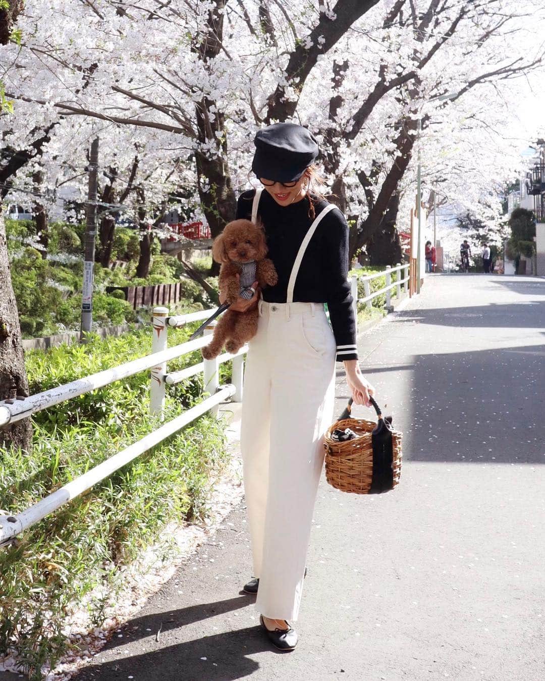 二宮こずえさんのインスタグラム写真 - (二宮こずえInstagram)「. . おさんぽ花見 アウターがいらない暖かさは 身軽でいい . モナームの白のワイドデニムに 合わせたトップスは チカさんプロデュースのもの 生地がサラッとしていて 今の季節にちょうどいい 袖口のボーダーラインが 大人マリンにぴったり . トップス @ilenn.official @chikako.hongo デニム @moname.official バッグ @fleastorevegetal 帽子 @moussyofficial @moussysnap 靴 @zara . . #ilenn#イレン#153cm#153cmコーデ#わんこのいる生活#わんことお出かけ#犬の散歩#お散歩#お散歩🐾#桜#お花見#お花見🌸 . .」4月6日 21時15分 - cozue_n