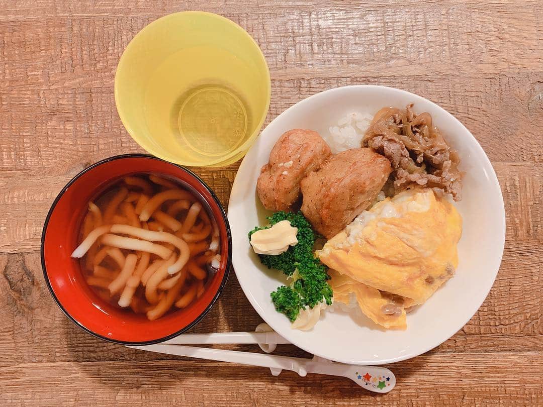 若林翔子のインスタグラム：「* * 今日は野球から帰って、 自転車で散歩。 のあと、子供と3人で庭で本気の洗車。 のあと、庭の雑草抜き。 のあと、砂まみれの服を洗いながらの風呂。 のあとのこどもごはん。 * * パパがいる時といない時の手のかけ方まったく違うのが写真でよくわかりますね🤣🤣🤣 あまりに時間がなさすぎて、 ワンプレートというか…ごはんに乗っけていく形になりました笑。  明日は風なければいいなぁ😭😭😭 * * #こどもごはん  #一皿なんでも乗っけごはん #最近長男はおかわりガンガンするようになった #今から大量の洗濯物と戦います」