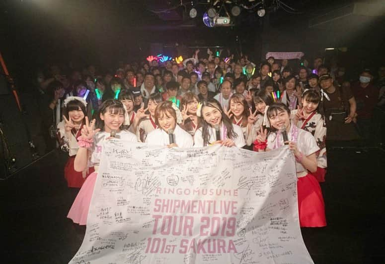 ジョナゴールドさんのインスタグラム写真 - (ジョナゴールドInstagram)「🌸 SHIPMENTLIVE TOUR 2019~101回目の桜~ 大阪公演が終了しました❣️ ・ 終始関西のノリに戸惑いましたが、最高の時間でした🥰 フルーレットさんもありがとうございました😚 ・ ・ やっとここで全国ツアー折り返し地点です！ あと2ヶ所。 魂ぶつけて頑張るぞっ👊 ♥ #大阪 #osaka #フルーレット さん #全国ツアー #shipment #livetour #ringomusume #りんご娘 #とき #王林 #彩香 #ジョナゴールド #4人でひとつ」4月6日 21時26分 - jonagold_0323