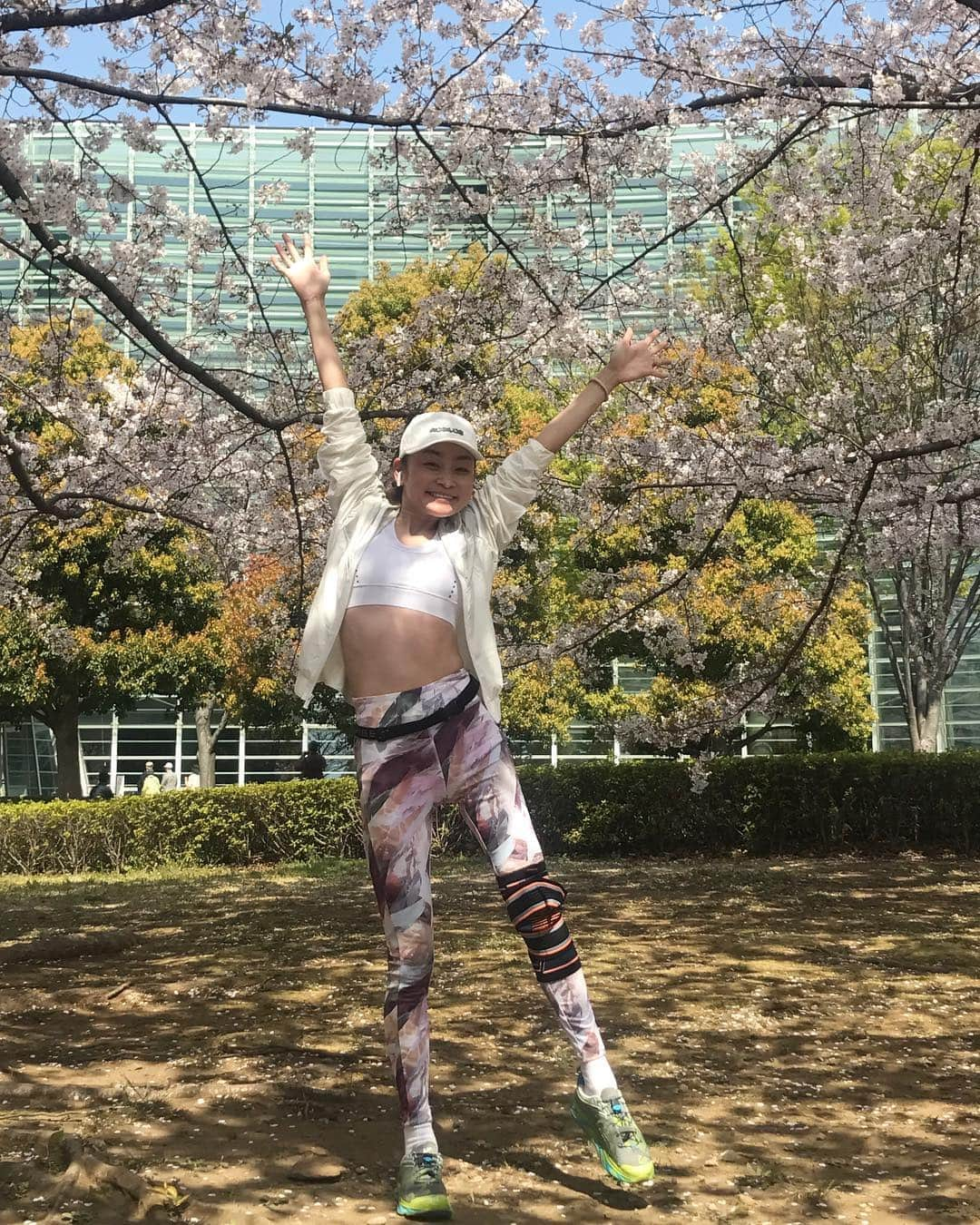 シトウレイさんのインスタグラム写真 - (シトウレイInstagram)「So happy to start working out again under lovely cherry blossom!  久々にwork out出来たー！  天気もいいしあったかいし桜咲いてるし歩いてるだけでなんかもう幸せ！  #workout #walking #publux #nike #virus #hokaoneone #健康って素晴らしい #トレーニング #reishito」4月6日 21時18分 - reishito