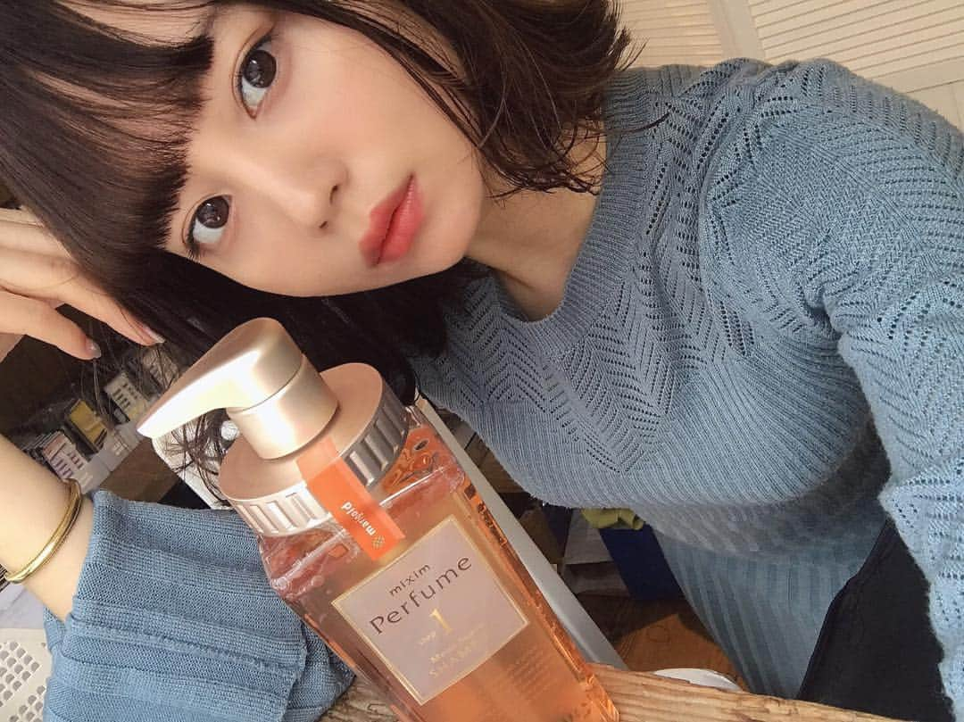 NANAMIさんのインスタグラム写真 - (NANAMIInstagram)「ヘアメンテナンス🌿 シャンプー一式変えてすごく髪が調子いいよ☺︎ また髪伸びてきてるから念入りにケアしてます ♡  皮膚の弱い私でも使えて髪にもよくて香りも良いっていいとこ取りすぎるシャンプーを発見したよっ ♡  @mixim_perfume #miximPerfume #ミクシムパフューム  #nanaおすすめ化粧品」4月6日 21時18分 - nanami023