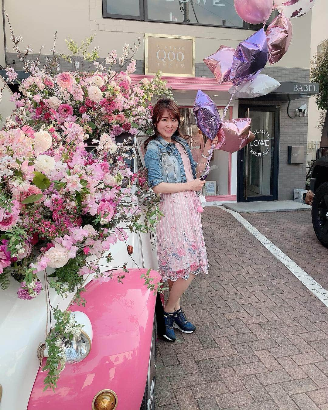 Miku Hirata 平田未来さんのインスタグラム写真 - (Miku Hirata 平田未来Instagram)「Lovely day with big flower car and balloons 🎈🚘🧸お天気が良かったですね😊🌸🌸 公園で遊んでいたら、日差しが強すぎてびっくりしました🍦😅😍 * #vintageqoo (@vintageqoo )は、7周年を迎えて、#flowercar がものすごく華やかでした🌹🌷お店の方に聞いたら、なんと生花で毎日お手入れされているそう💐 * 明日7日まで見られます🌹 観光客の方も足を止めて、 あっという間に人でたくさんに🥰 * 子供たち同士で遊んでいたのが楽しそうでした👧👶🧒🎈 #ヴィンテージファッション も楽しめるアイテムがたくさんあります❤️ * * 足元は、Brilliant by Hawkins Sport 2019年春コレクション (@hawkins_sport )のデニムです👟他にシルバー、ブラックとホワイトデーで展開されています❣️ * * イギリスでよく買ってた🇬🇧 #janenorman (@janenorman_uk )と合わせてみました🧥💓 * #ウェッジソールスニーカー で、7cmも高さがあるので、ヒールが履けない👠子育てママにも嬉しいかも！😂 * 歴史を調べてみたら、#ヴィクトリア朝 中期からあるし、#女王陛下 御用達だそう🎈😊🎖好きな時代からあるもので、今現代私も履いているのが不思議な気分❣️ * * 普段や連休中にもたくさん履きたいな❣️ * * #ブリリアント #hawkinssport #noheelsnolife  #flowercar #vintageqoo #qoo7th #vintageqootokyo #ヴィンテージドレス  #noela #ノエラ #toccocloset #tocco #トッコクローゼット #トッコ #休日コーデ #ママコーディネイト #スニーカーコーディネート  #男の子ママコーデ #1歳ママ #3歳ママ  #いいねした人全員フォローする #いいね返し」4月6日 21時20分 - miku.hirata