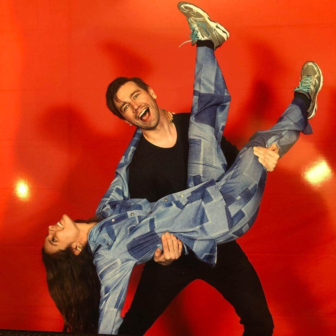 トーランス・クームスのインスタグラム：「It’s too bad we don’t have any fun at conventions @caitlinjstasey69 @dreamitcon」