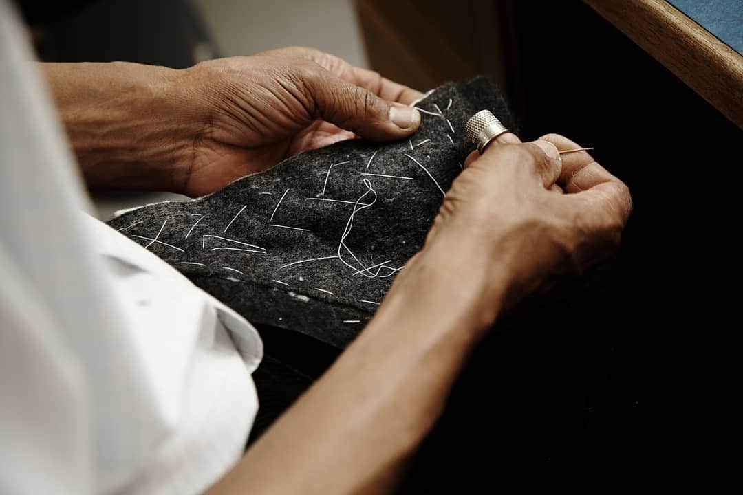 ギーブス&ホークスのインスタグラム：「4/6 In keeping with the functional design of the piece, we chose a heavy, double-faced Alpaca Loden Wool for its construction. The garment took approximately 8 weeks and 4.5 metres of cloth to create. #barrelpeacoat #gievesandhawkes #fromthecuttingroom #bespoke」
