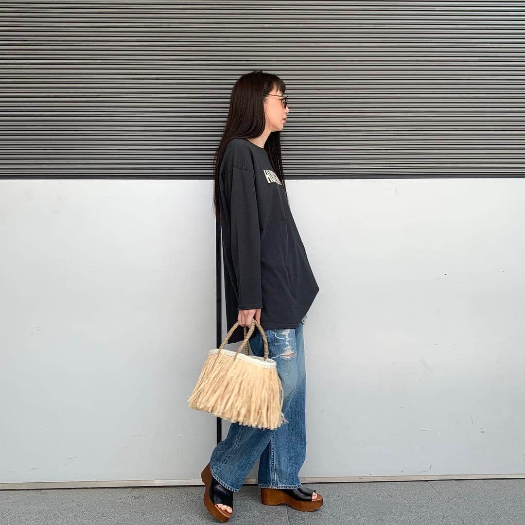 ungrid_minamiのインスタグラム：「. このロンTきになる〜😩💓 発売中です‼︎ . @ungrid_official #Ungrid#アミュプラザ博多」