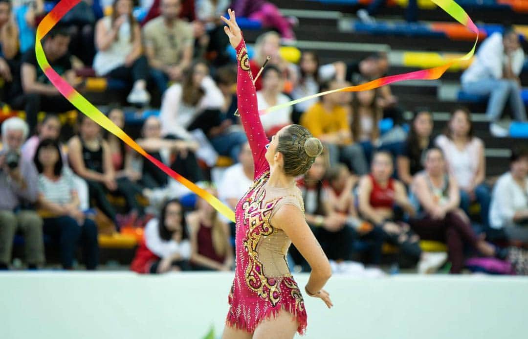 ナターリア・ガウジオのインスタグラム：「Segundo dia de competição na World Cup Pesaro... Vamos de fita e maças hoje!! Que Deus guie meus passos!! 🙏🏼✨💪🏼🇧🇷🇮🇹🤸🏼‍♀️➰❤️ #focus #rhythmicgymnastics #rgwcuppesaro2019 #italia #pesaro #worldcup #competition #ribbon #clubs #cbg #timebrasil #cob #caixa #samp」