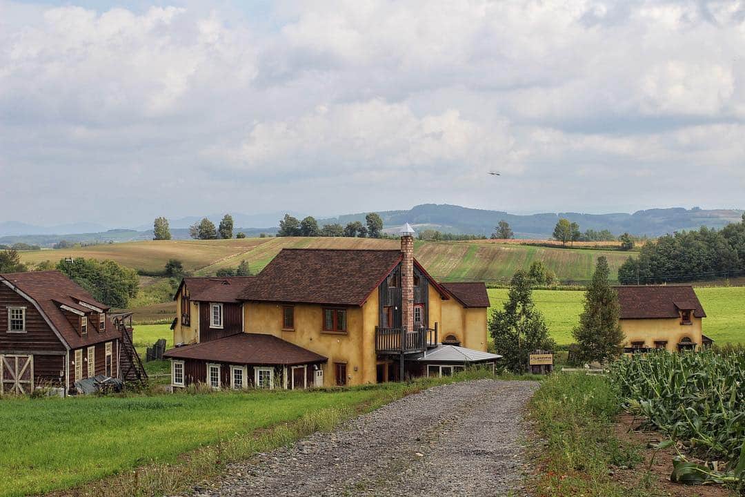 のインスタグラム：「My favorite hotels in Biei, Furano, Tomamu, and Sapporo🏠 . . ７月の北海道✈︎ 素敵なホテルいっぱいあると思うのですが、今回はラベンダーが見られる時期という事で美瑛、富良野周辺と、weekender修学旅行が開催される札幌周辺で好きなホテル、気になってるホテルについて。  全部に位置情報付けられないので各写真にアカウント付けました  写真はありませんが、 JR札幌駅近く @tentotensapporostation  大通り近く @contact_sapporo  この辺は立地がかなり便利  あと勝手におすすめなのは中島公園周りのホテルです🐿 大通りから少し離れるけど地下鉄中島公園駅から近い&朝から公園散歩できちゃう  投稿写真については下記の通りです 4.5.6枚目については泊まった事はないのですが、とっても気になるところなので、是非誰か宿泊してほしいなぁ♡w . 【1枚目】 美瑛 スプウン谷のザワザワ村 北海道の世界観を活かした素敵なホテル . 【2枚目】 富良野 新富良野プリンスホテル 敷地内に風のガーデンやニングルテラスがあって楽しめる大型ホテル . 【3枚目】 トマム 星野リゾートトマム 南富良野からは車で1時間くらい&敷地内でも楽しめるアクティビティが多い . 【4枚目】 札幌 hotel potmum 森彦のカフェがあるゲストハウス . 【5枚目】 札幌 COQ 街中から離れてるけど、川の目の前で自然が感じられる贅沢なゲストハウス 下の階はレストラン . 【6、7枚目】 岩見沢 リトルロックヒルズ 札幌からは車で1時間半程かかるけど、可愛いコテージがあって実は宿泊もできる  #Hokkaido #discoverhokkaido #Hokkaidolikers #biei #furano #Tomamu #Sapporo  #北海道 #スプウン谷のザワザワ村 #新富良野プリンスホテル #星野リゾートトマム #COQ #リトルロックヒルズ #札幌 #美瑛 #富良野 #トマム #岩見沢 #北海道に恋してる #北海道旅行 #週末野心」