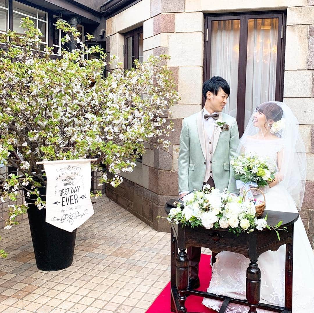 Leau a la boucheさんのインスタグラム写真 - (Leau a la boucheInstagram)「・ 結婚式日和の中 本日もステキなおふたりの結婚式を行いました✨ ・ "春婚"らしい、ご新郎の爽やかな衣装。 バックスタイルのディテールにもこだわった オシャレなご新婦のドレス。 ・ "おもてなし"と"感謝"がたくさん詰まったパーティでした。 ✨生演奏も大盛り上がり〜✨ ・ デザートバイキングタイムは、ゲストも一緒に自由に動き回れるので今日も大好評でした！ ・ #ロアラブッシュ  #レストランウェディング #文化財ウェディング #洋館ウェディング #結婚式 #結婚披露宴 #披露宴 #ウェディングフォト  #プレ花嫁 #プレ花嫁準備  #プレ花嫁さんと繋がりたい #文化財 #登録有形文化財 #歴史的建造物 #旅行結婚 #日本婚禮 #日本婚禮場地 #日本婚紗攝影  #wedding #weddingparty #weddingphotography #weddingdress #restaurant #restaurantwedding #leaualabouche」4月6日 21時33分 - maison_du_musee_tokyo_aoyama