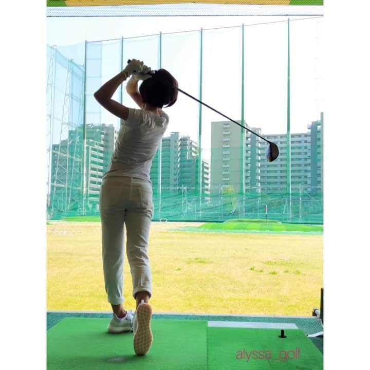 のインスタグラム：「久しぶりに練習。 半袖で打てるって最高😌💕🌸 * 最近胸郭のストレッチをしているので、バックスイングが楽に出来た✨ フィニッシュ少しずつ変わってきた。 もっと手元を遠くに置いて良さそう。 * @adidasgolf のnew shoes、フィット感よくてすごくイイ感じ♫ 底が桜色🌸 * #振ってるつもりなのに振れてない🙄？ #instagolf #golstagram #ゴルフ #golf #골프 #ゴルフ女子 #女子ゴルフ #目指せ美スイング #golfswing  #ゴルフスイング #골프스윙 #ドライバー #ドライバーショット #adidasgolf #アディダスゴルフ #サクラアディダス」