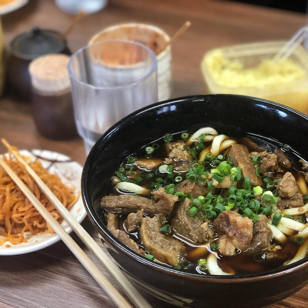 ひよんさんのインスタグラム写真 - (ひよんInstagram)「🍜💖🤤🍴 ㅤㅤㅤㅤㅤㅤㅤㅤㅤㅤㅤㅤㅤ 小倉のめちゃめちゃ美味しかった #今浪うどん 🥰 なによりもうどんの麺がおいしすぎた🤭❤️ うどんの美味しさも、お店の雰囲気も、お店の方々の気さくさも最高だった🥺✨！ ㅤㅤㅤㅤㅤㅤㅤㅤㅤㅤㅤㅤㅤ そしたらお店の方がサイン書いてって言ってくれて書かせて頂いたので😹😹😹😹 サインはないけど「ひよん😊」ってかいたよー💕ㅋㅋㅋㅋ ㅤㅤㅤㅤㅤㅤㅤㅤㅤㅤㅤㅤㅤ あーまた行きたいし、オンマにも食べさせてあげたい🤪💘 (オンマの死ぬ前に食べたいご飯がうどんだから。)笑笑 ㅤㅤㅤㅤㅤㅤㅤㅤㅤㅤㅤㅤㅤ #福岡 #小倉グルメ #うどん #우동 #일본요리 #インスタ限定」4月6日 21時44分 - cchan_fee4