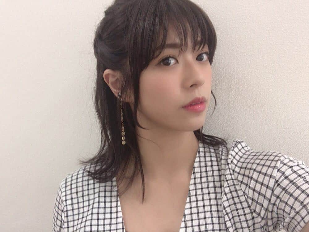 わちみなみのインスタグラム：「昨日のGGRの収録での衣装﻿ ﻿ イヤリング﻿ @roomx601 ﻿ ﻿ でした。﻿ ﻿ 昨日のマリノス戦、残念でしたね💦﻿ ﻿ 来週の放送もありますが、﻿ ブログ更新しましたので読んでみてください。﻿ ﻿ 9日のACLまたスタジアムに﻿ 応援しに行きましょう❗️﻿ ﻿ #urawareds ﻿ #わちみなみ﻿ #roomx601 #イヤリング #アクセサリー」