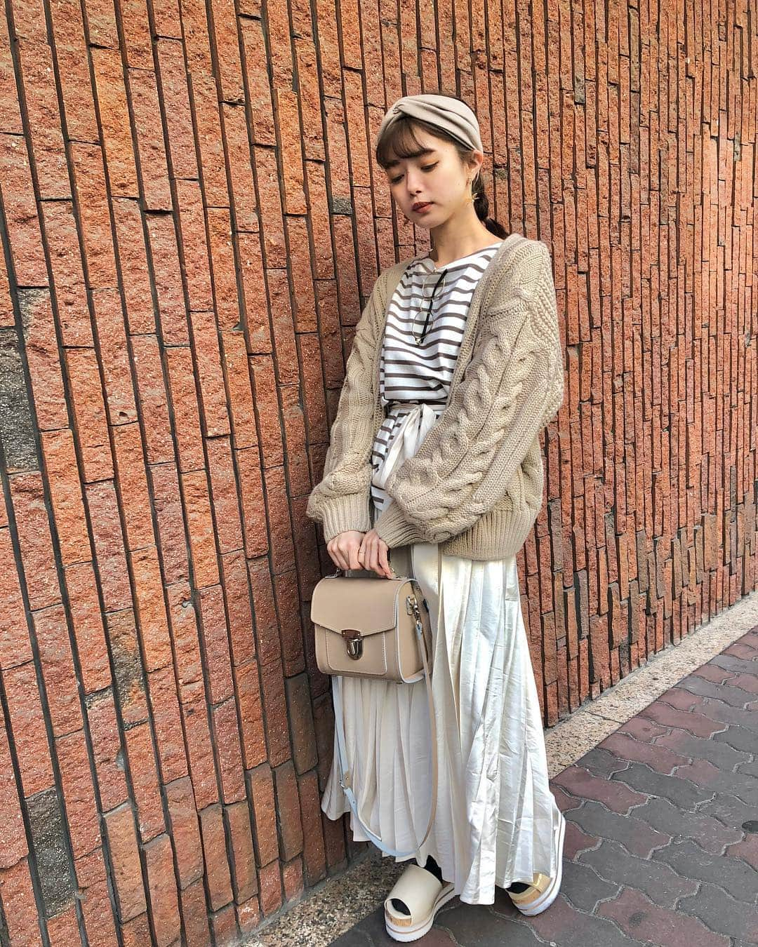 市川美織さんのインスタグラム写真 - (市川美織Instagram)「♡マイブームのベージュコーデ♡﻿﻿ ﻿﻿ cardigan… #raycassin ﻿﻿ inner… #無印良品﻿﻿ skirt… #dazzlin ﻿﻿ sandal… #niceclaup ﻿﻿ hair band… #ozoc ﻿﻿ bag… #zatchels ﻿﻿ ﻿﻿ スカートの紐をはずして服の上から巻いてウエストを締めてみました！﻿﻿ ウエストをキュッとすることで、ボヤ〜ッとしてみえるベージュコーデでも締まって見えます👍﻿ ﻿ 可愛い @zatchels_japan  のバッグは最近のお気に入り💕 #ootd  #みおり私服 #fashion」4月6日 21時36分 - miori_ichikawa