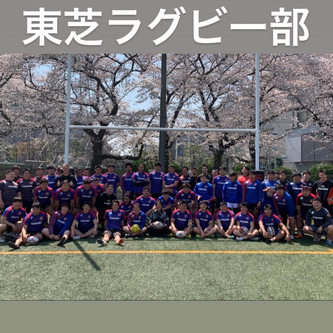 岡部将和さんのインスタグラム写真 - (岡部将和Instagram)「「Rugby ✖︎ Dribble」 【ラグビー ✖︎ ドリブルデザイナー】  東芝ラグビー部に ドリブル伝えさせて頂きました  僕のような他競技の指導者を招いて このような素晴らしい機会を与えてくださった東芝ラグビー部 関係者の皆様に感謝です  僕の方が学ばせて頂く事ばかりでした  あの振る舞い方とラグビーのステップは サッカーにも活きる  ありがとうございました‼️ ラグビー日本代表 キャプテン リーチマイケルさん の質問はマニアックでした‼️目の話w」4月6日 21時38分 - dribble_designer