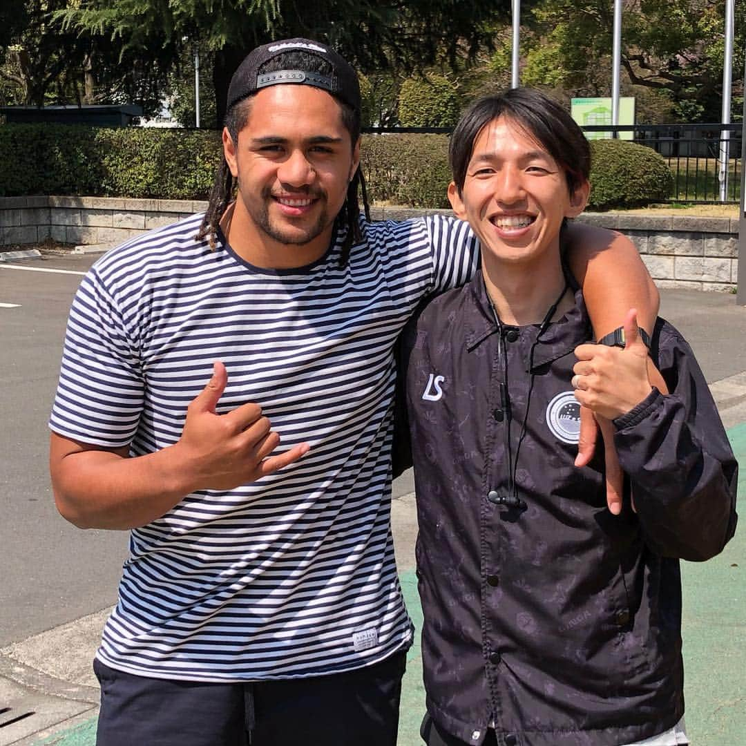 岡部将和さんのインスタグラム写真 - (岡部将和Instagram)「「Rugby ✖︎ Dribble」 【ラグビー ✖︎ ドリブルデザイナー】  東芝ラグビー部に ドリブル伝えさせて頂きました  僕のような他競技の指導者を招いて このような素晴らしい機会を与えてくださった東芝ラグビー部 関係者の皆様に感謝です  僕の方が学ばせて頂く事ばかりでした  あの振る舞い方とラグビーのステップは サッカーにも活きる  ありがとうございました‼️ ラグビー日本代表 キャプテン リーチマイケルさん の質問はマニアックでした‼️目の話w」4月6日 21時38分 - dribble_designer