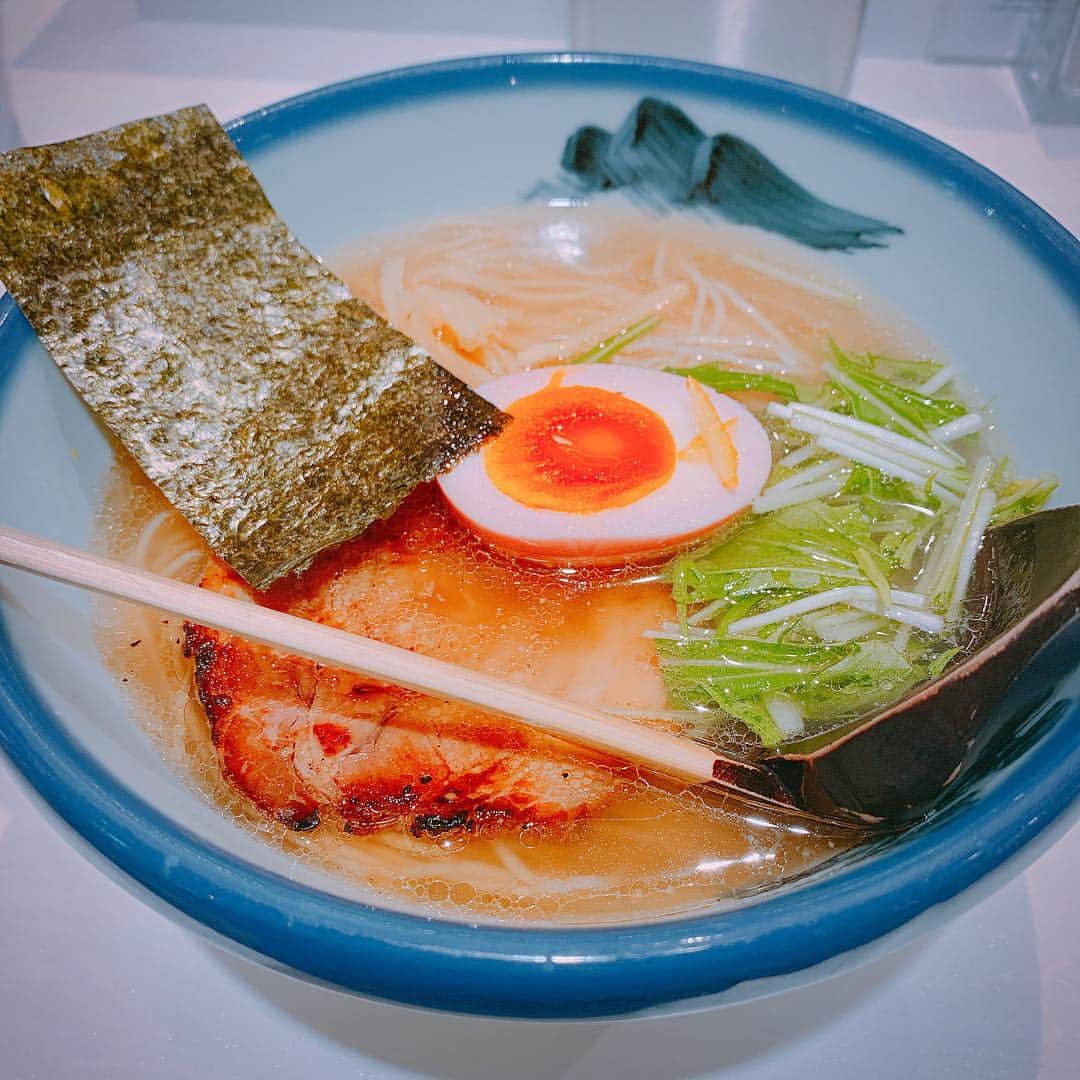渡辺楓のインスタグラム：「この間はじめて阿夫利を食べてきたよ🍜  塩ラーメン好きとしては行かなきゃって思ってたから行けてうれしい🥺💓 柚子塩ラーメンを全粒粉入り小麦麺、淡麗、炙りチャーシューで食べたよ👏いろいろ選べるのワクワクだったけどまずはスタンダードなのを😽💓 最初想像以上の柚子でびっくりしたけどさっぱり目だからスープめっちゃのめちゃうし、細麺大好きだしであっという間だった👏  つけ麺も気になったから次行くときはつけ麺🤤  #阿夫利 #あふり #afuri #柚子塩ラーメン #塩ラーメン #ラーメン #ラーメン女子 #ラーメン大好き  何だかんだいつも同じとこで食べがちだからこれからはいろんなところ行ってみたいと思います🙋‍♀️」