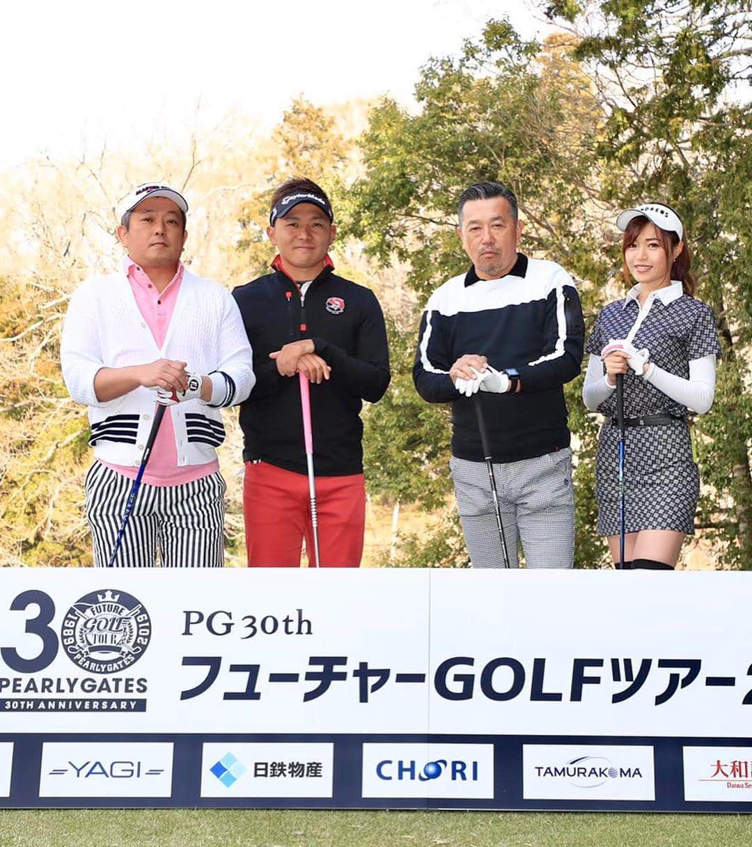 高橋としみさんのインスタグラム写真 - (高橋としみInstagram)「FUTURE GOLF TOURE 2019 プロアマ大会の写真と動画😊 ちーちゃんと前日2人でお泊り✨ 寝不足になるよねー（笑） . 前半は池村プロと後半は増田プロと ハーフをご一緒しました！！ 男子プロは初めて間近で見たけど ショット、スピード、音！ 圧倒されました😊 お二人とも気さくで優しくて すごく楽しかった✨✨✨ . パーティー終わって石川プロとも お写真撮ってもらったよ😊 . ドライバーがタイガーウッズと 同じ飛距離でした🏌️‍♀️ もちろんレディースティーから😂 . ウェア @standrews_jp  ワンピースじゃなくてセットアップ 別々にも着れるのでコーディネートが広がる✨ . #ゴルフ#ゴルフ女子#セントアンドリュース#standrews#パーリーゲイツ」4月6日 21時40分 - toshimi_1002