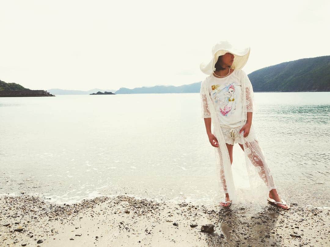 三谷晶子さんのインスタグラム写真 - (三谷晶子Instagram)「スターこころさま✨ 今回はうちのブランドモデルとしてご登場いただきました。 #amami  #ILANDidentity  model by kokoro  photo & styling Akiko Mitani」4月6日 21時53分 - akikomitani