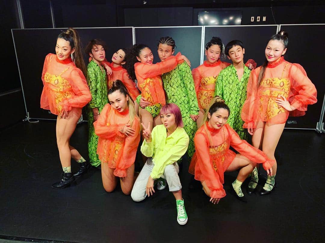 Nazukiのインスタグラム：「2019.4.1  ダンホリ名古屋✨✨✨✨✨ 初のダンホリ名古屋での開催‼️‼️‼️ 2つ作品を作りました‼️ 👠ナンバー⭐️ キッズナンバー⭐️ 約1ヶ月、毎週リハで名古屋に行きました‼️ みんな毎週長時間リハ、ほんとよく頑張ってたー😊😊 名古屋でナンバー出すの5年目だけど、みんなが成長していて、とにかくスキルが高い👍👍👍 初めましての子もいたけど、ほんと出会いって大事✨  本番もかましていたし、最高によかった👏🏻👏🏻👏🏻 ダンホリ名古屋も超満員で大盛況だったし🎉🎉 @danceholictko  おめでとう🎉  みんなありがとう❤️❤️ ビデオまた載せます👌  #ダンホリ #nagoya #dance #coreography #kids #heel #ダンス #名古屋」