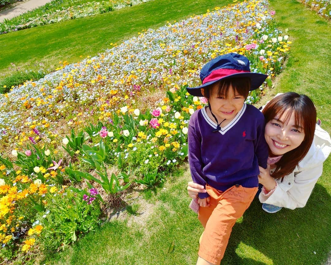 清野紗耶香さんのインスタグラム写真 - (清野紗耶香Instagram)「2019,4/5(金)🌷 昨日は私の誕生日でした🌸  お休みを取って家族でお出かけ👪 皆でお花見して笑って遊んで それが何より嬉しかった💠  こーたが最近一緒に写真を まともに映ってくれないから(変顔ばかりして…🐒) これがまだましな顔してるもの😂  それでも嬉しい。。😝💗#親バカ部ig_kids  そして夫がワンショットも撮ってくれた😁  #里山ガーデン#里山ガーデンフェスタ#ガーデンネックレス横浜#ガーデンネックレス横浜2019 #4歳 #まめちょびん#男の子ママ #ハロー赤ちゃん探検隊19年4月 #ベビーブック#ベビブにのろう #mamanoko#ライトオンキッズ #comonaハート #ikumama#hugkum #ままのて#子育てぐらむ #ママタス#コドモノ #キズナ #子供とお出かけ部#コズレ#いこーよ#hugmug」4月6日 21時46分 - seino_sayaka