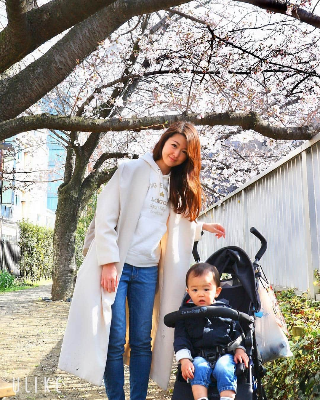 花田浩菜さんのインスタグラム写真 - (花田浩菜Instagram)「明日まではお花見日和な平成最後の週末かしら？🌸 先週は見頃と思ってお花見しに行ったけれど、とってもとっても寒かった😂😂 明日はもっと薄着で桜を見に行けそうで楽しみ❤️ . . 先週は公園で遊ぼうと思って出かけたので、息子とパーカー×デニムで雰囲気リンクコーデ👖😂 最近デニムが欠かせなすぎて何本も持っているけれど、 @titivatejp のスキニーはストレッチがすごくて動きやすすぎる💕  形も綺麗でお気に入り😊 . . 息子はまだ#1歳6ヶ月 なのに#イヤイヤ期 がどんどん進化していっているようでして😂 この日はお花見した公園で、とことこ1人で歩いているところを危ないから抱っこしようものならしゃがみこみ、コンクリートに顔から突っ伏して泣きわめき流血大事件でした😭😭 その後も公園の遊び場で眠くなった彼は、イヤイヤから拍車をかけてヤケクソになり、泥食べたり草食べたりし始めて泣き叫ぶ彼をベビーカーに押し込み撤退😂😂 . . そんなお出かけ大変😂な毎日ですが、甘えん坊で私のお膝の上や横に座ろうとソファによじ登ってちょこんと座ってきたり、眠くなると寝かせてくれーと足に頭うずめてぐりぐりしてきたり、手がかからず大人しかった赤ちゃんの時より手がかかるようになった今、愛おしさも格段にアップしているのは赤ちゃんってすごい。 . . #手を繋ぐの拒否 #頭を撫でながら方向転換 #抱き上げると海老反り #怪我が絶えない1歳児😂 #私の髪の毛ボサボサだろうがどうでもよくなる母強し🙌 . . #親子コーデ #カジュアルコーデ #ママコーデ #公園コーデ #ティティベイト #お花見 #男の子ママ #家族でお出かけ #成長記録 #プレイヤイヤ期  #親子 #1歳児 #赤ちゃん #ママライフ #赤ちゃんのいる生活 #新米ママさんと繋がりたい #親バカ部 #ig_oyabakabu  #titivate #titivatestyle #l4l #happy #happydays」4月6日 21時48分 - hanadahirona