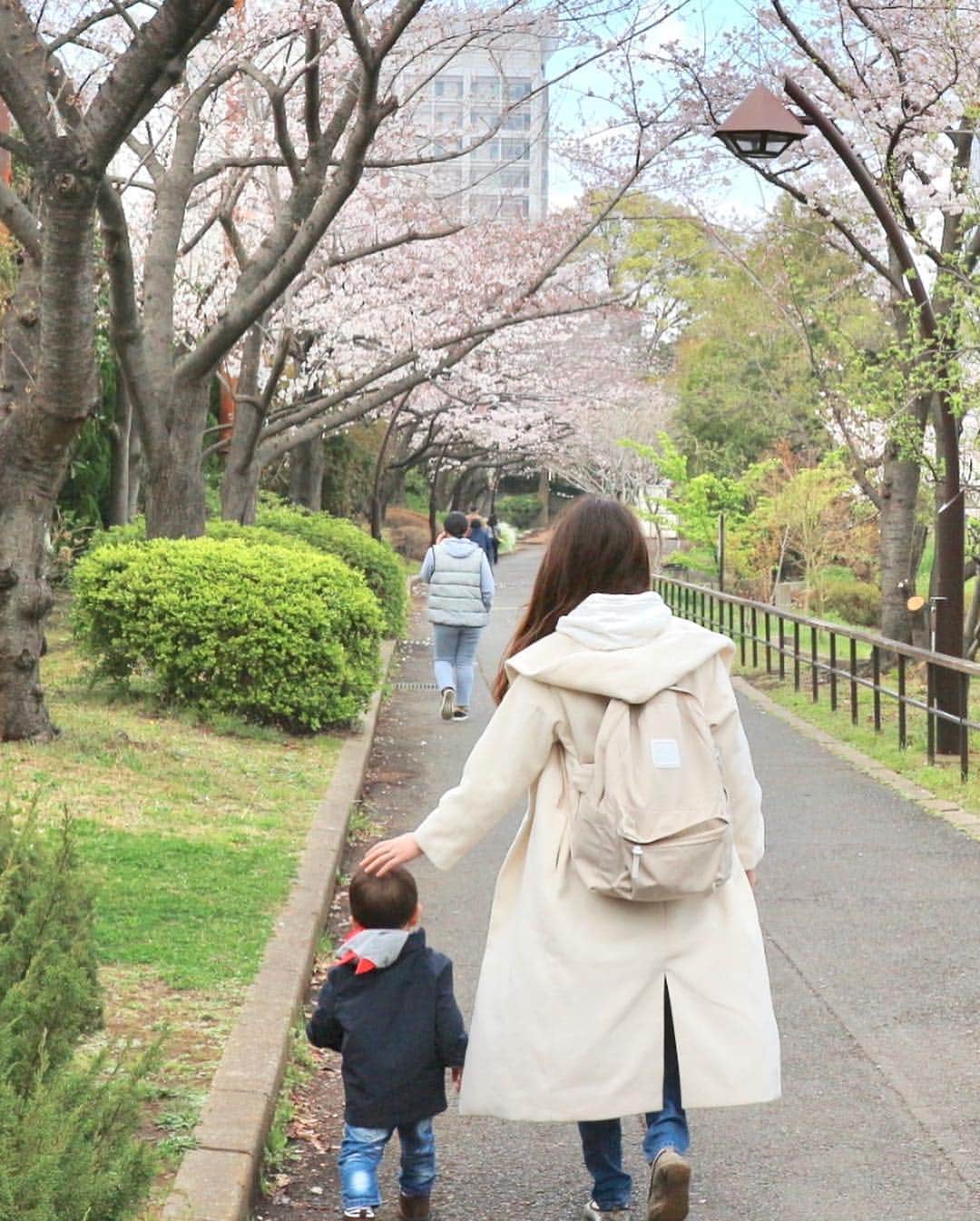 花田浩菜さんのインスタグラム写真 - (花田浩菜Instagram)「明日まではお花見日和な平成最後の週末かしら？🌸 先週は見頃と思ってお花見しに行ったけれど、とってもとっても寒かった😂😂 明日はもっと薄着で桜を見に行けそうで楽しみ❤️ . . 先週は公園で遊ぼうと思って出かけたので、息子とパーカー×デニムで雰囲気リンクコーデ👖😂 最近デニムが欠かせなすぎて何本も持っているけれど、 @titivatejp のスキニーはストレッチがすごくて動きやすすぎる💕  形も綺麗でお気に入り😊 . . 息子はまだ#1歳6ヶ月 なのに#イヤイヤ期 がどんどん進化していっているようでして😂 この日はお花見した公園で、とことこ1人で歩いているところを危ないから抱っこしようものならしゃがみこみ、コンクリートに顔から突っ伏して泣きわめき流血大事件でした😭😭 その後も公園の遊び場で眠くなった彼は、イヤイヤから拍車をかけてヤケクソになり、泥食べたり草食べたりし始めて泣き叫ぶ彼をベビーカーに押し込み撤退😂😂 . . そんなお出かけ大変😂な毎日ですが、甘えん坊で私のお膝の上や横に座ろうとソファによじ登ってちょこんと座ってきたり、眠くなると寝かせてくれーと足に頭うずめてぐりぐりしてきたり、手がかからず大人しかった赤ちゃんの時より手がかかるようになった今、愛おしさも格段にアップしているのは赤ちゃんってすごい。 . . #手を繋ぐの拒否 #頭を撫でながら方向転換 #抱き上げると海老反り #怪我が絶えない1歳児😂 #私の髪の毛ボサボサだろうがどうでもよくなる母強し🙌 . . #親子コーデ #カジュアルコーデ #ママコーデ #公園コーデ #ティティベイト #お花見 #男の子ママ #家族でお出かけ #成長記録 #プレイヤイヤ期  #親子 #1歳児 #赤ちゃん #ママライフ #赤ちゃんのいる生活 #新米ママさんと繋がりたい #親バカ部 #ig_oyabakabu  #titivate #titivatestyle #l4l #happy #happydays」4月6日 21時48分 - hanadahirona