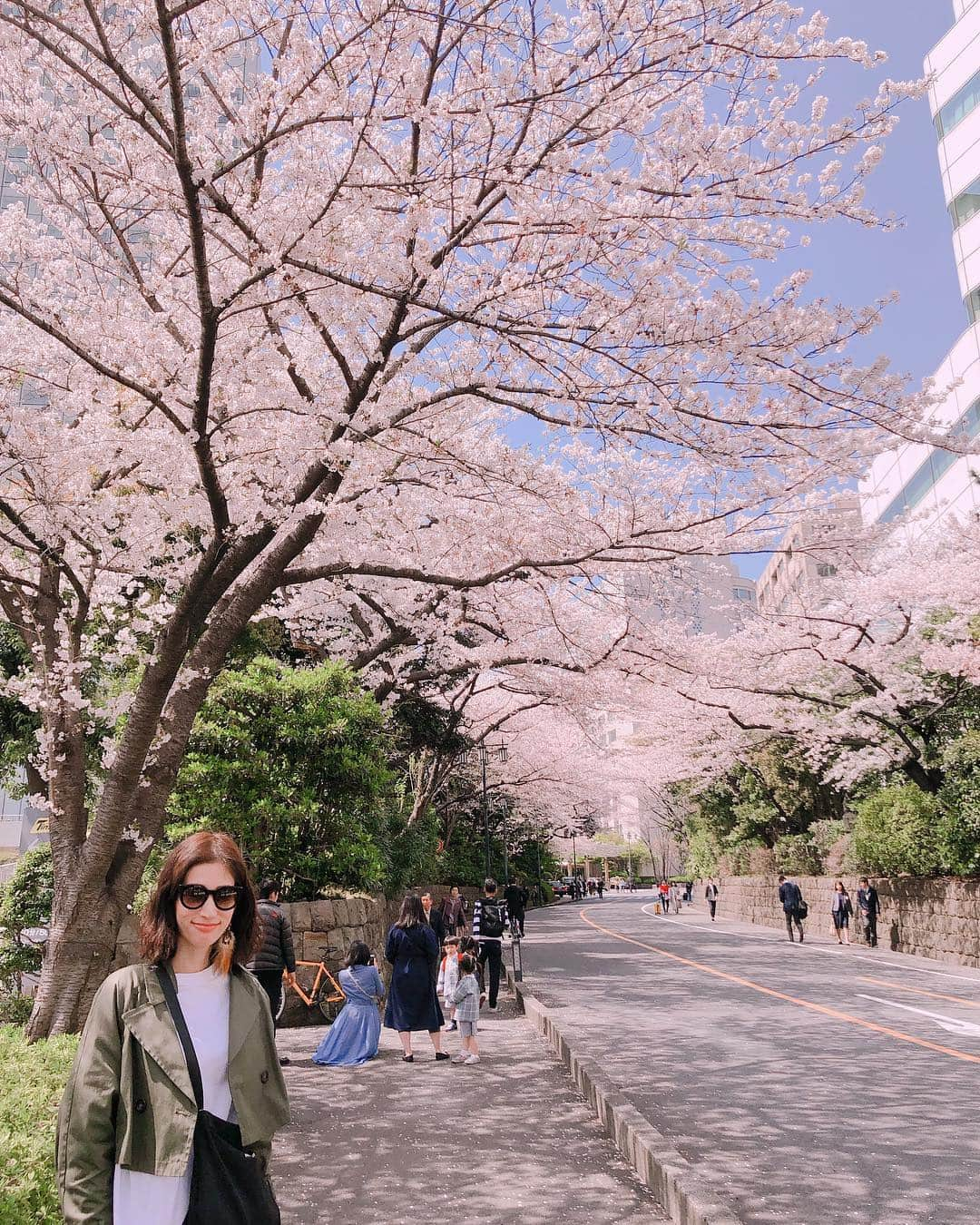 佐藤弥生さんのインスタグラム写真 - (佐藤弥生Instagram)「🌸 打ち合わせへ お庭に沢山ある桜を見ながら 打ち合わせ中に眠くなってしもうた... 帰りは東京駅から 焼き鳥を頬張りながらテクテクと ビール恋しや〜 #桜#🌸#sakura」4月6日 21時48分 - yayoyayo_s