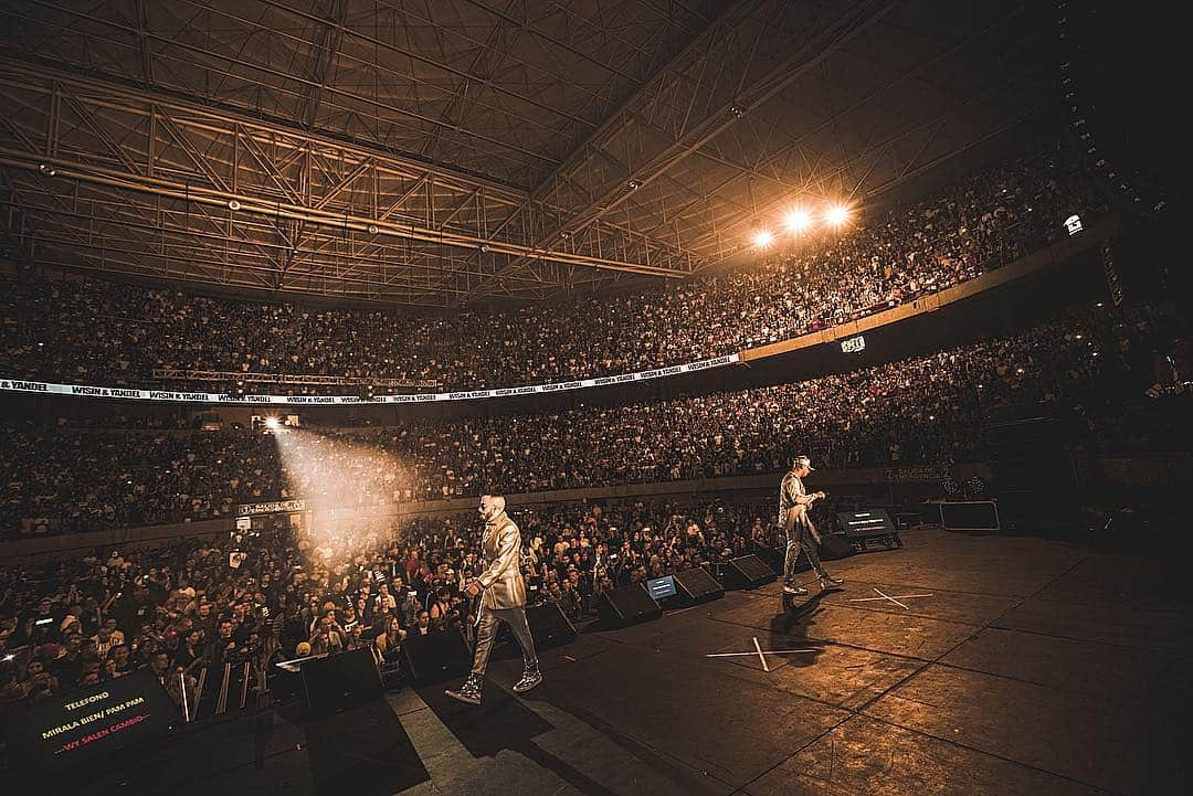 ウィジンさんのインスタグラム写真 - (ウィジンInstagram)「Gracias #medellincolombia por tanto cariño y apoyo,fue una noche de rumba #comoantestour🌎🥋🥋 nos vemos muy pronto @wisinyyandel @santycamargo 🤴🙌🏻 #elcholisemudaamedellin gracias a todos los colegas que fueron parte de este gran evento 🔥」4月6日 21時49分 - wisin