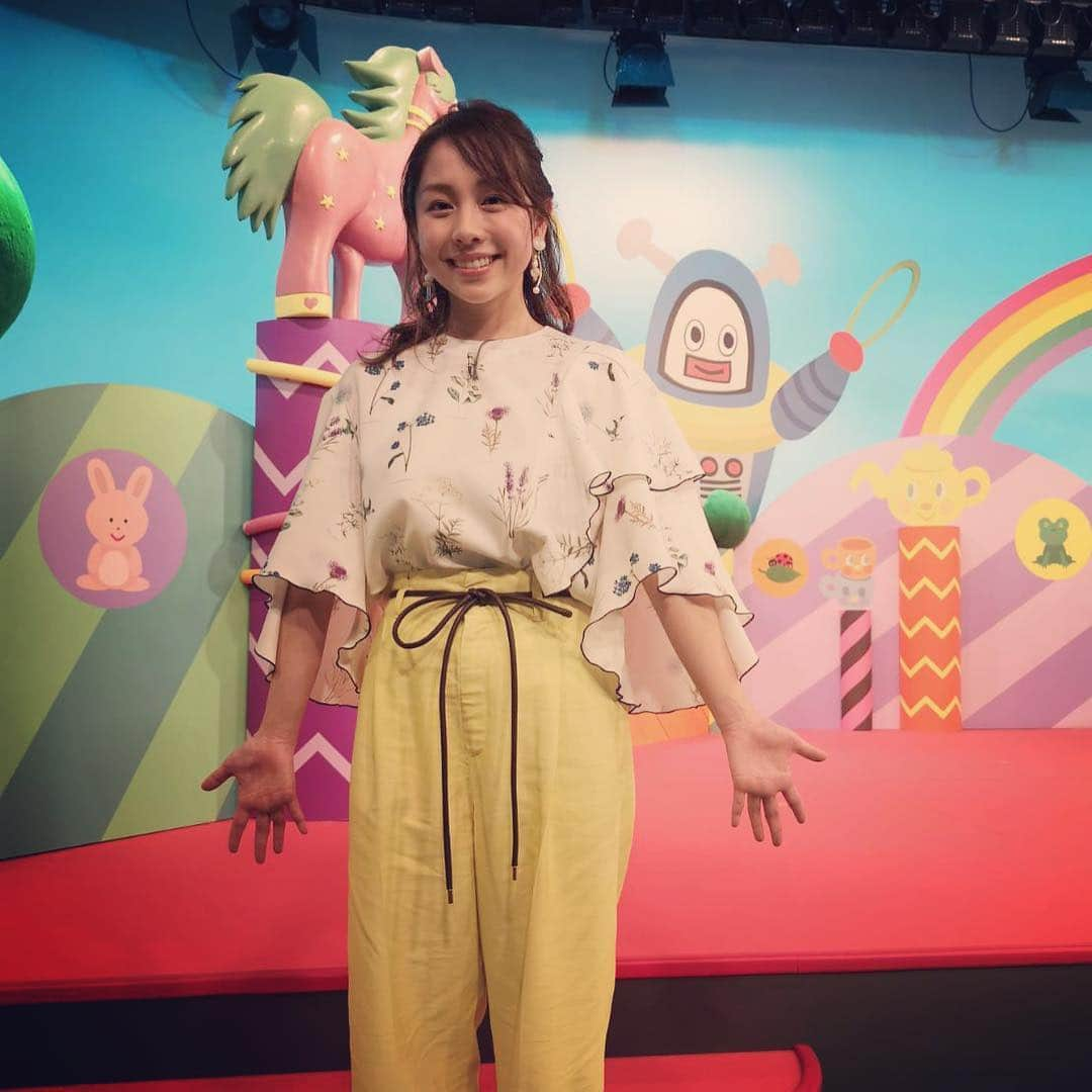 鈴木あきえさんのインスタグラム写真 - (鈴木あきえInstagram)「#NHK教育 #すくすく子育て  観てくださった方々 ありがとうございます😊  今回は 子育ての悩みベスト10スペシャルでした👦🏻👧🏻👶🏻 子供の預け先、 イヤイヤ期、 ワンオペ育児、 兄弟子育て、 子供の食事などなど…… ほんとに子育ての悩みは 尽きることがないんだなぁと。  でも 自分だけじゃなくて 全国のママや、先輩ママさん達も いくつもいくつも悩んで 乗り越えて子育てされてるのだなぁと 今回また励まされたりもして😊  とっても勉強になりました❣️ 古坂大魔王と一緒に、 これからも 子育てについて たくさんのことをお届けさせていただきますので よろしくお願いします✨😊 #すくすく子育て #スタジオも可愛いよ #来週も土曜日みてね #毎週土曜12時からと21時から」4月6日 22時01分 - akiesuzuki0312