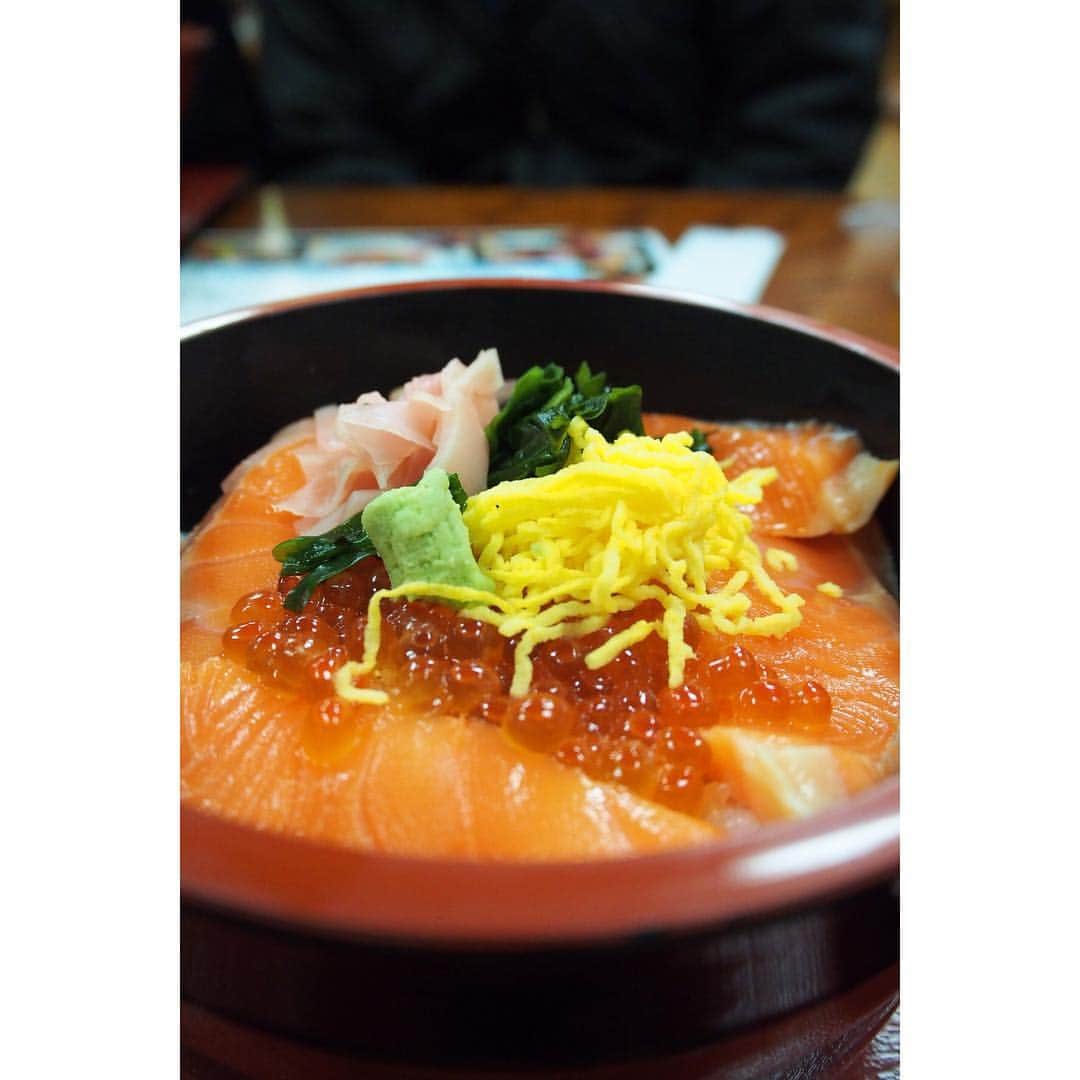 AO さんのインスタグラム写真 - (AO Instagram)「🐠 海鮮丼のお店行ったら いつも サーモンいくらのやつ お腹すいた #海鮮丼#サーモン#いくら#石狩丼#海の幸#うま#飯」4月6日 21時54分 - ao_sekiguchi