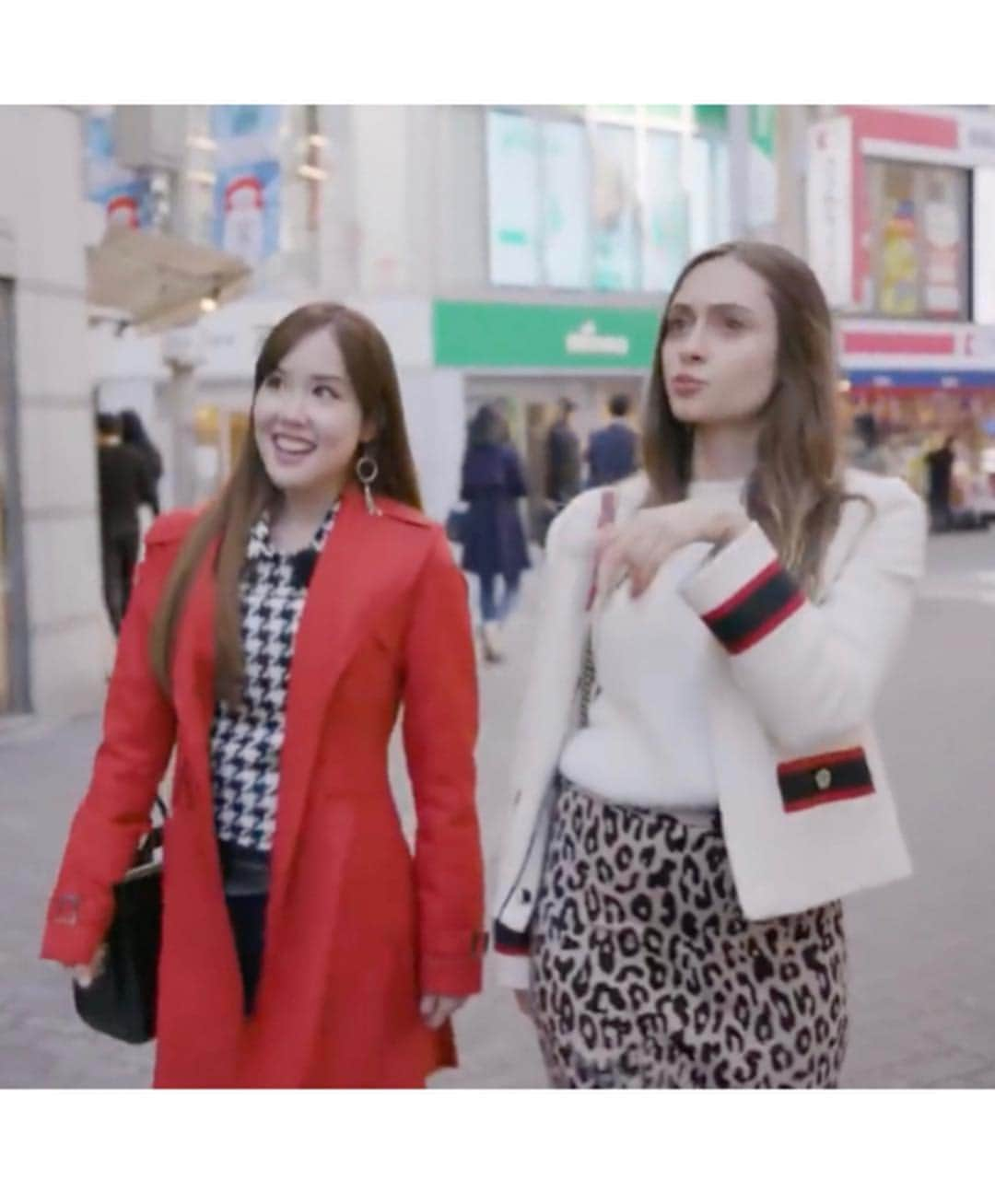 メロディー・モリタさんのインスタグラム写真 - (メロディー・モリタInstagram)「Tokyo is your go-to spot for entertainment, fashion, yummy eats and more!🗼😆🙌✨ Part 1 of the episodes I shot with @efeducationfirst is now live on YouTube!❤️ I became Maria's guide in Tokyo and showed her around Shibuya Scramble Intersection, an #onlyinJapan Hedgehog Cafe, the therapeutic Shibuya Stream, and even karaoke to sing our hearts out🙈🎤🎶 Come watch the full episode by swiping up from my IG stories to feel as if you're exploring Japan with us + learn Japanese!🤗 東京はエンタメ、ファッション、グルメなど... 様々なことが楽しめる場所‼️😆🗼🙌 前回私が日本に来た時に撮影したepisode 1が公開されました！✨ マリアちゃんに渋谷スクランブル交差点を案内したり、日本以外ではなかなか体験できない「ハリネズミ カフェ」、癒しの空間「渋谷ストリーム」、そしてカラオケで歌ったり... 見ているだけで東京へ行った気分になれる内容になっています💖 ストーリーから直接動画に飛んでご覧いただけますので、是非チェックしてみてくださいね！🤗 #MelodeeinJapan #Tokyo #Shibuya #ef」4月6日 21時56分 - melodeemorita