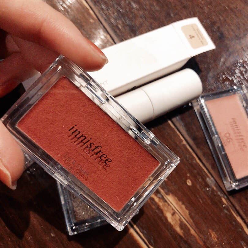 上野優華さんのインスタグラム写真 - (上野優華Instagram)「ずっと気になってたInnisfree…！！ GETしちゃいました☺️☺️ 特にチークは一目惚れ…❤ またレビューもしますが、プチプラでデザインもシンプルで可愛いので相性いいといいなぁ💐  #make #メイク #メイクアップ #韓国コスメ #Innisfree #イニスフリー #渋谷 #渋谷109  #チーク #リップ #アイシャドウ」4月6日 21時57分 - yuukaueno0205