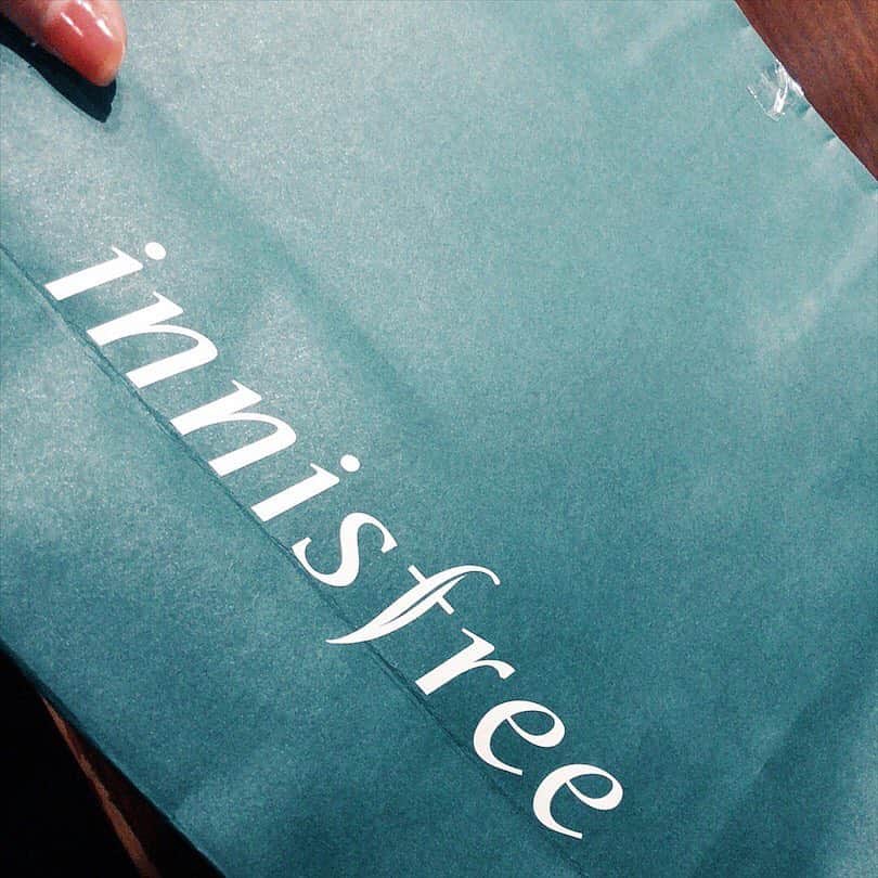 上野優華さんのインスタグラム写真 - (上野優華Instagram)「ずっと気になってたInnisfree…！！ GETしちゃいました☺️☺️ 特にチークは一目惚れ…❤ またレビューもしますが、プチプラでデザインもシンプルで可愛いので相性いいといいなぁ💐  #make #メイク #メイクアップ #韓国コスメ #Innisfree #イニスフリー #渋谷 #渋谷109  #チーク #リップ #アイシャドウ」4月6日 21時57分 - yuukaueno0205