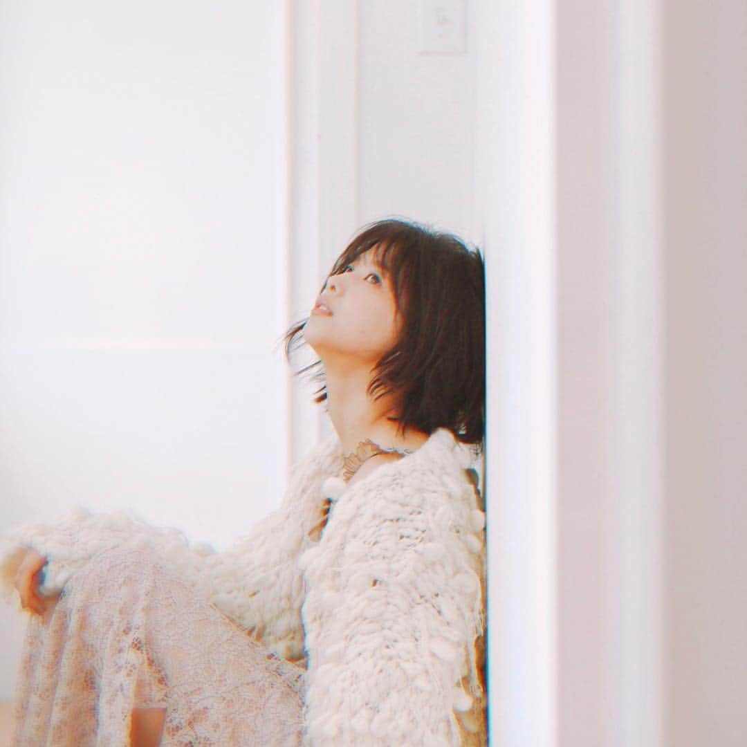 渡邉理佐さんのインスタグラム写真 - (渡邉理佐Instagram)「なんとなんと！！SNSフォロワーが20万人を突破しました泣😭😭！！本当にたくさんの応援、ありがとうございます。「理佐の魅力を一人でも多くの人に知ってもらいたい」というスタッフと「新しい自分を一人でも多くの人に見てもらいたい」というりっちゃんの思いからスタートした写真集です。 こんなに応援してもらえることが本当に嬉しいです。 発売日まであと少しですが、まだまだ、もっともっと楽しませちゃいますよ！Twitterでは、感謝の気持ちを込めて、発売前ラストのエキセントリックモード発動中！ 是非チェックしてみてくださいね☆ #KEYAKI3周年 #SNS20万フォロワー感謝スペシャル #秘蔵カット大公開 #ラストエキセントリックモード #渡邉理佐1st写真集無口　#nonno」4月6日 21時58分 - watanaberisa1st