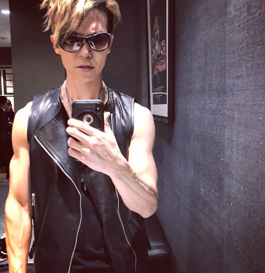 SHINPEIさんのインスタグラム写真 - (SHINPEIInstagram)「BREAKERZ LIVE 2019 ～平成最後のDAIGO’s BIRTHDAY〜 EX THEATER ROPPONGI﻿ ﻿ 初のコナンメドレー、﻿ 新曲初お披露目、﻿ そして謎のユニットD.A.Sの鮮烈なデビュー！﻿ そして鮮烈な解散！﻿ 桜のように、あっという間に散っていった！笑﻿ ﻿ 本当に貴重な時間になりました。﻿ ﻿ 平成がいよいよ終わり、新しい令和の時代へ。﻿ ﻿ 色んな事が変わり続けていくけど、BREAKERZとファンの皆との絆は変わらずに歩んでいこうぜ！﻿ ﻿ ありがとう！﻿ ﻿」4月6日 22時00分 - shinpei_breakerz