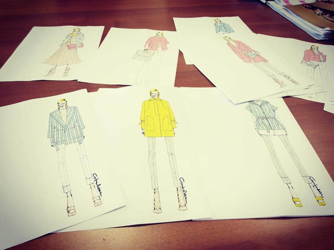 シンツィアロッカさんのインスタグラム写真 - (シンツィアロッカInstagram)「... it starts with a sketch ✍🏻👗🧥 #spring #summer #ss19 #style #office #sketch #colors #yellow #blue #pink #coat #creativity」4月6日 22時00分 - cinziarocca