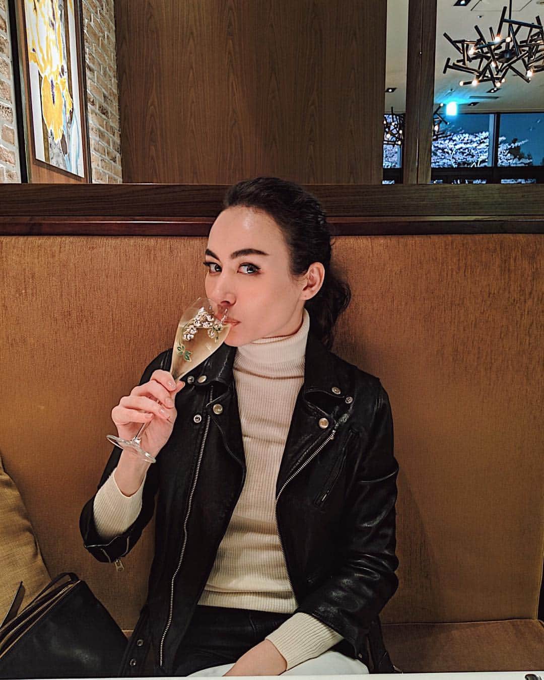シャウラさんのインスタグラム写真 - (シャウラInstagram)「I don’t drink much but today I felt like a glass of champagne.  あまりお酒は飲みませんが今日は一杯だけシャンパンな気分。  Sweater- UNIQLO  Jacket- Beautiful People #ootd #fashion #tokyo」4月6日 22時04分 - shaula_vogue